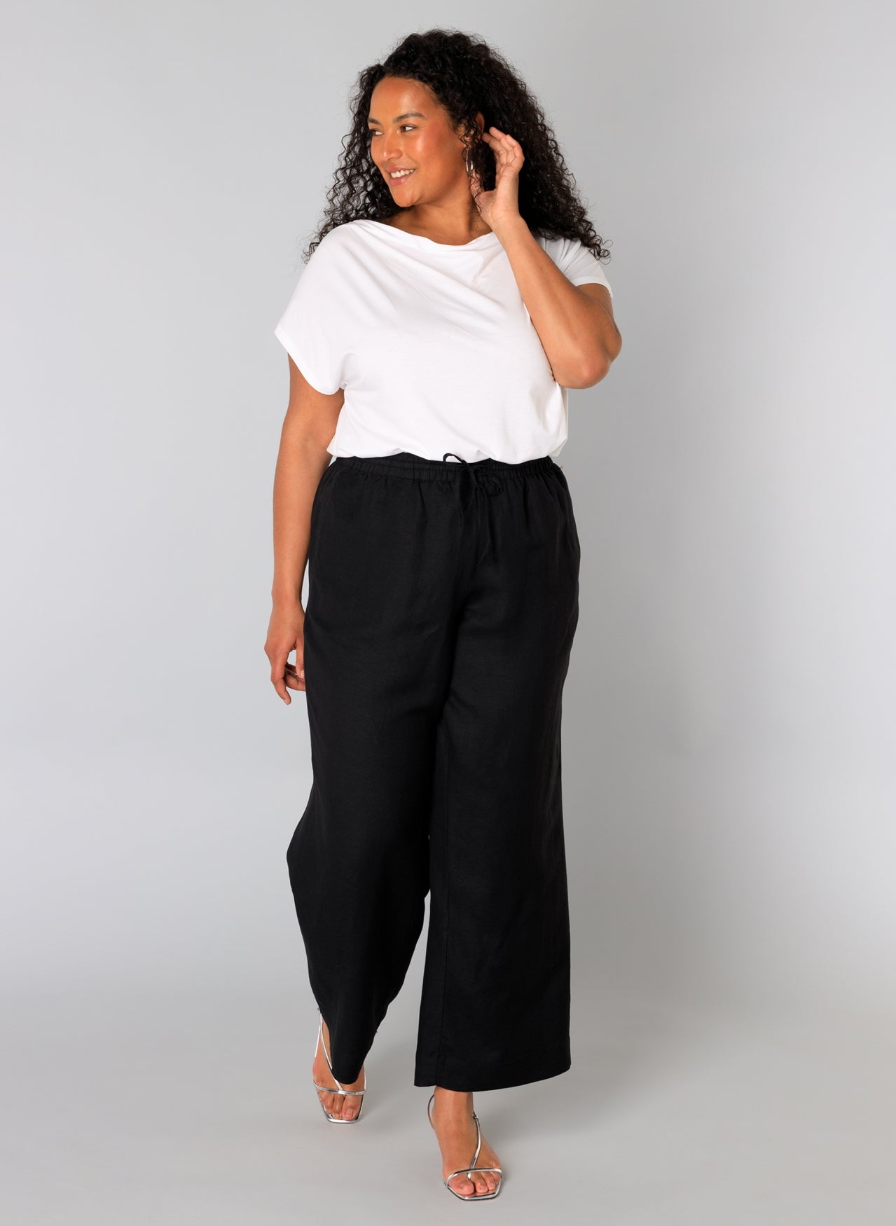 Yesta broek zwart linnen viscose model Trijntje black