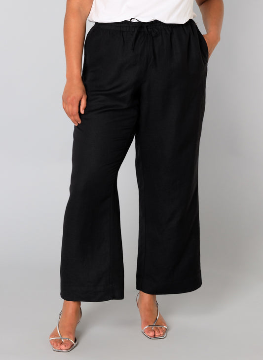 Yesta broek zwart linnen viscose model Trijntje black