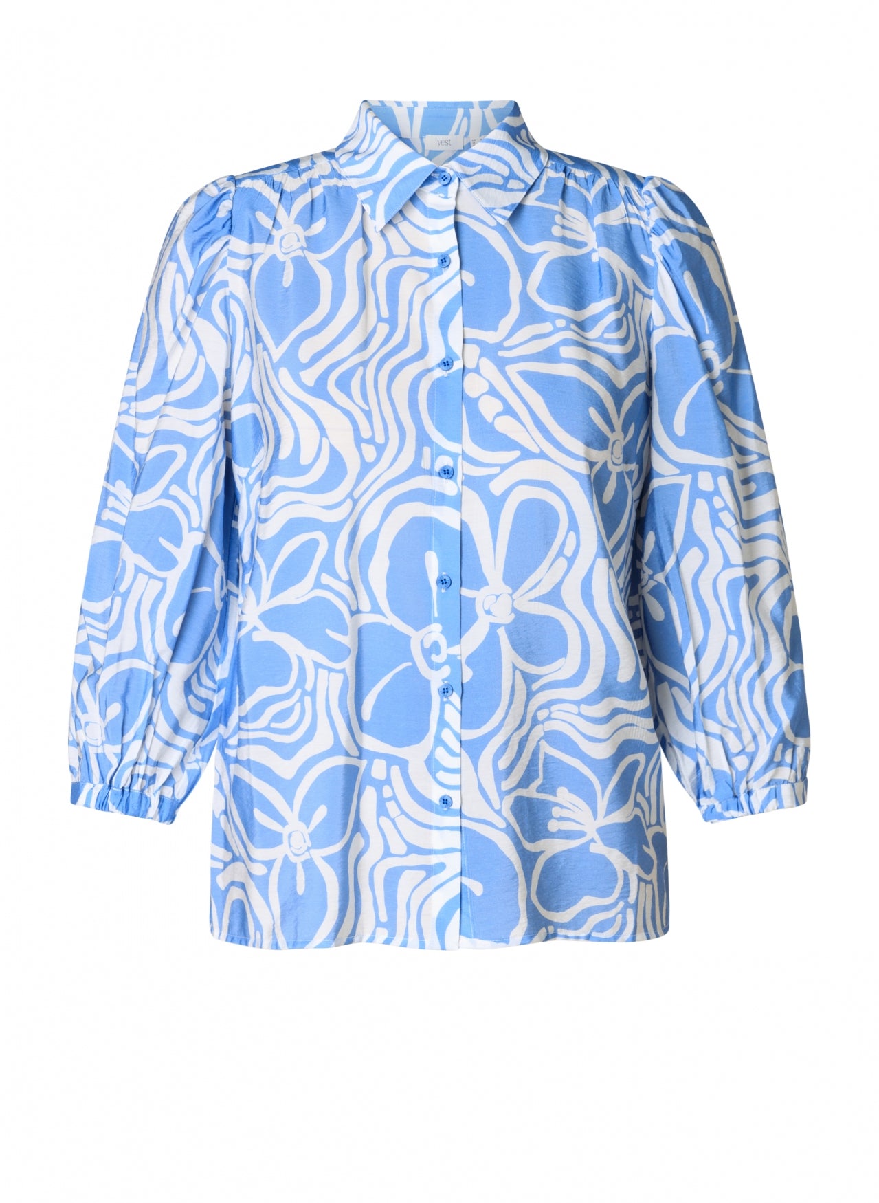 Yest Curve (Yesta) blouse lichtblauw met bloemen print offwhite model Vajenna essential uniform blue 