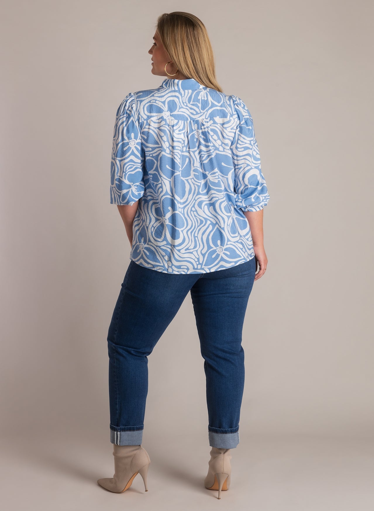 Yest Curve (Yesta) blouse lichtblauw met bloemen print offwhite model Vajenna essential uniform blue 
