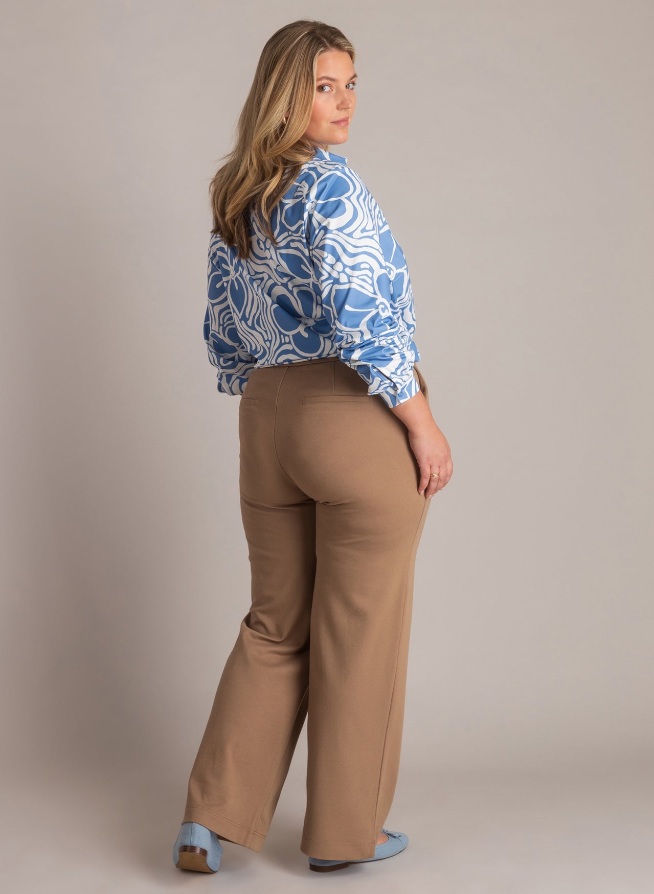 Yest Curve (Yesta) broek zand kleur model Nadeche Essential Soft brown A006117
