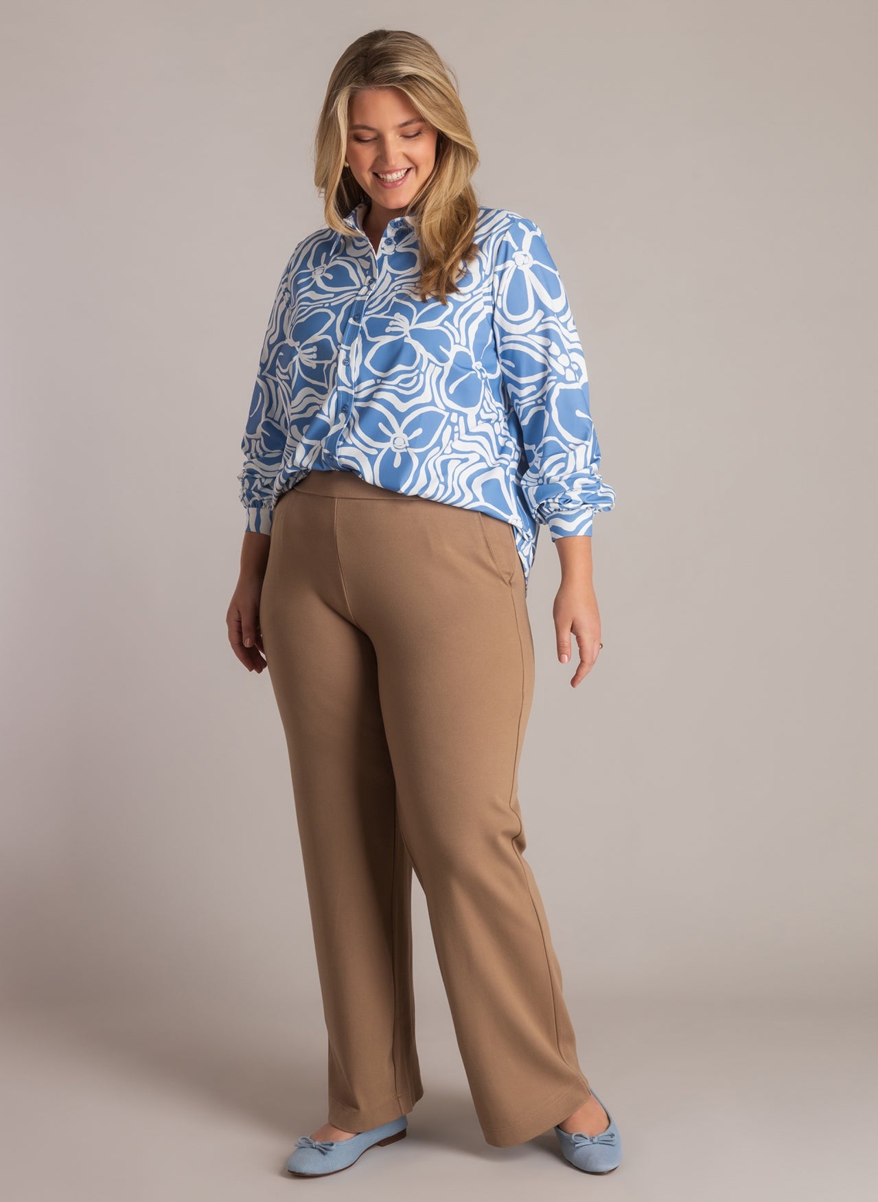 Yest Curve (Yesta) broek zand kleur model Nadeche Essential Soft brown A006117