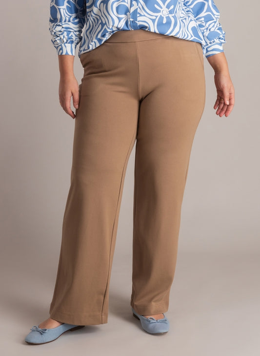 Yest Curve (Yesta) broek zand kleur model Nadeche Essential Soft brown A006117