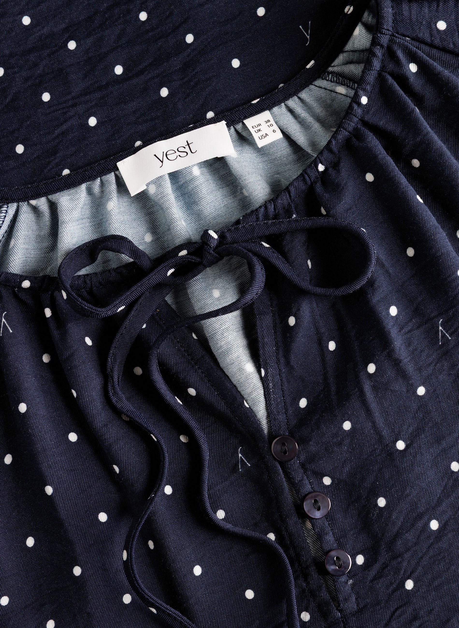 Yest Curve (Yesta) donker blauwe stippen blouse model Tosia dark blue offwhite polka dot 