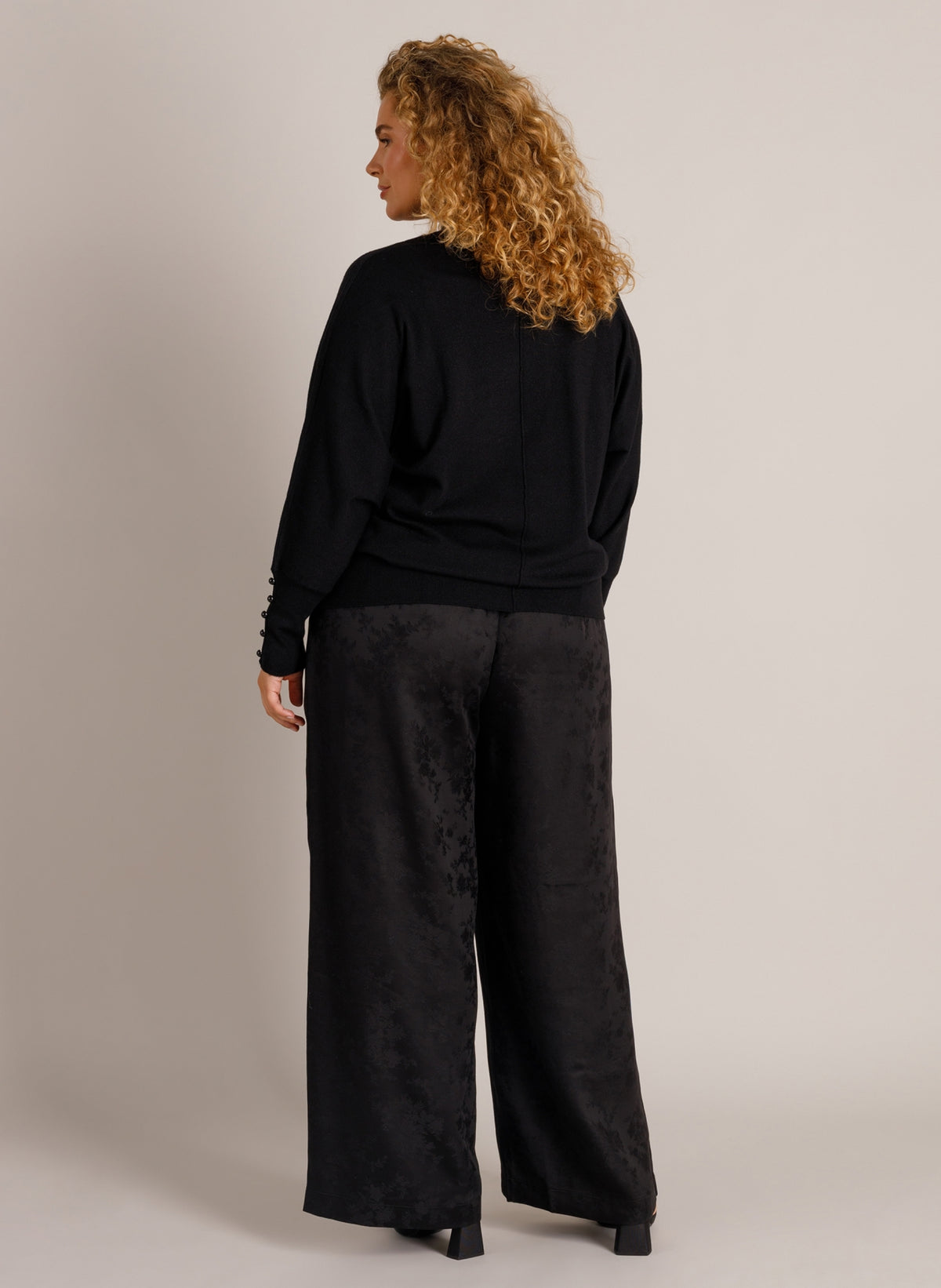 Yest Curve (Yesta) trui zwart met subtiele glitter model Zola black A006661