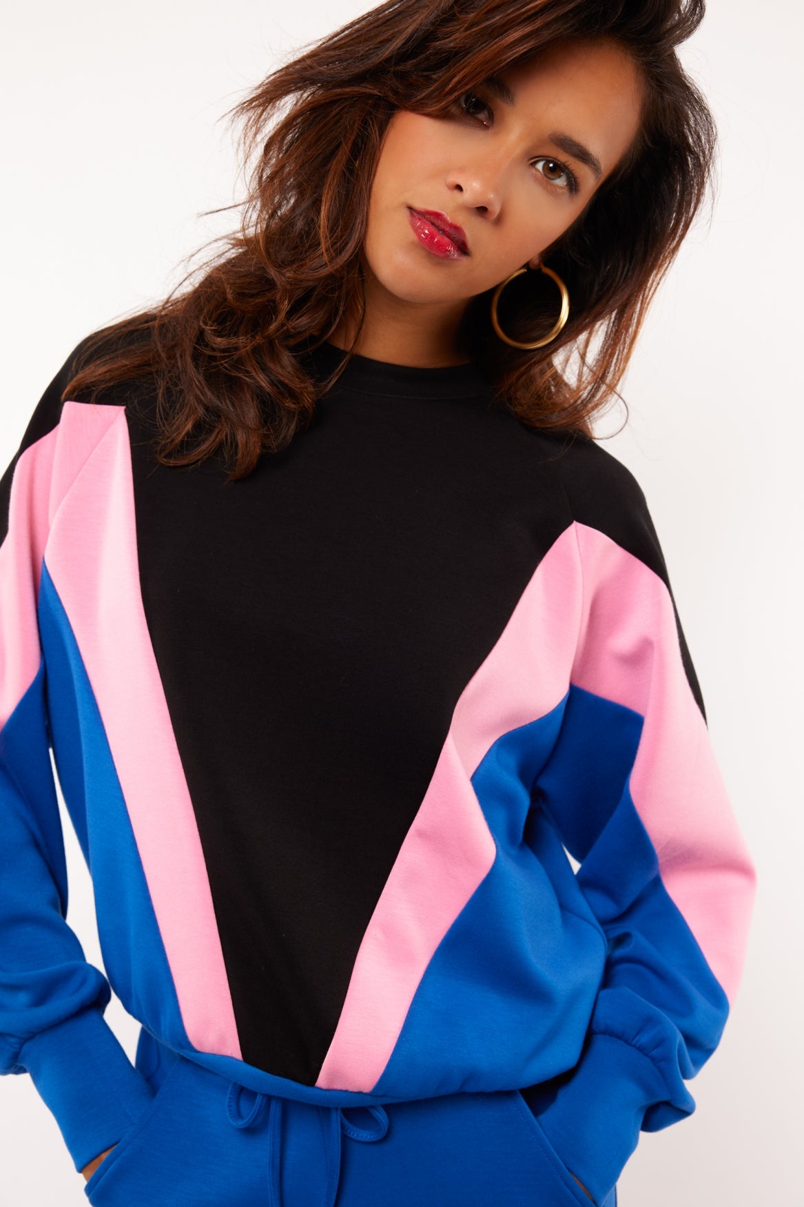 Fluresk trui zwart model Raya blauw sweater roze