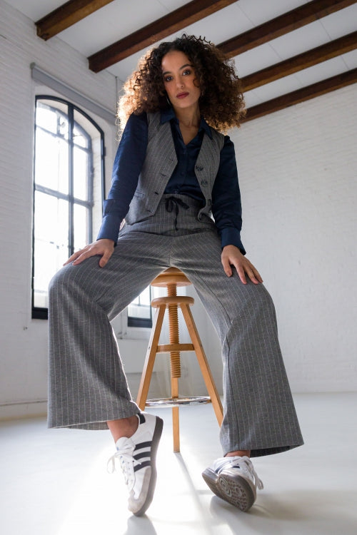 Ivy Beau broek grijs pinstripe wijd model met elastieke band model Biddy