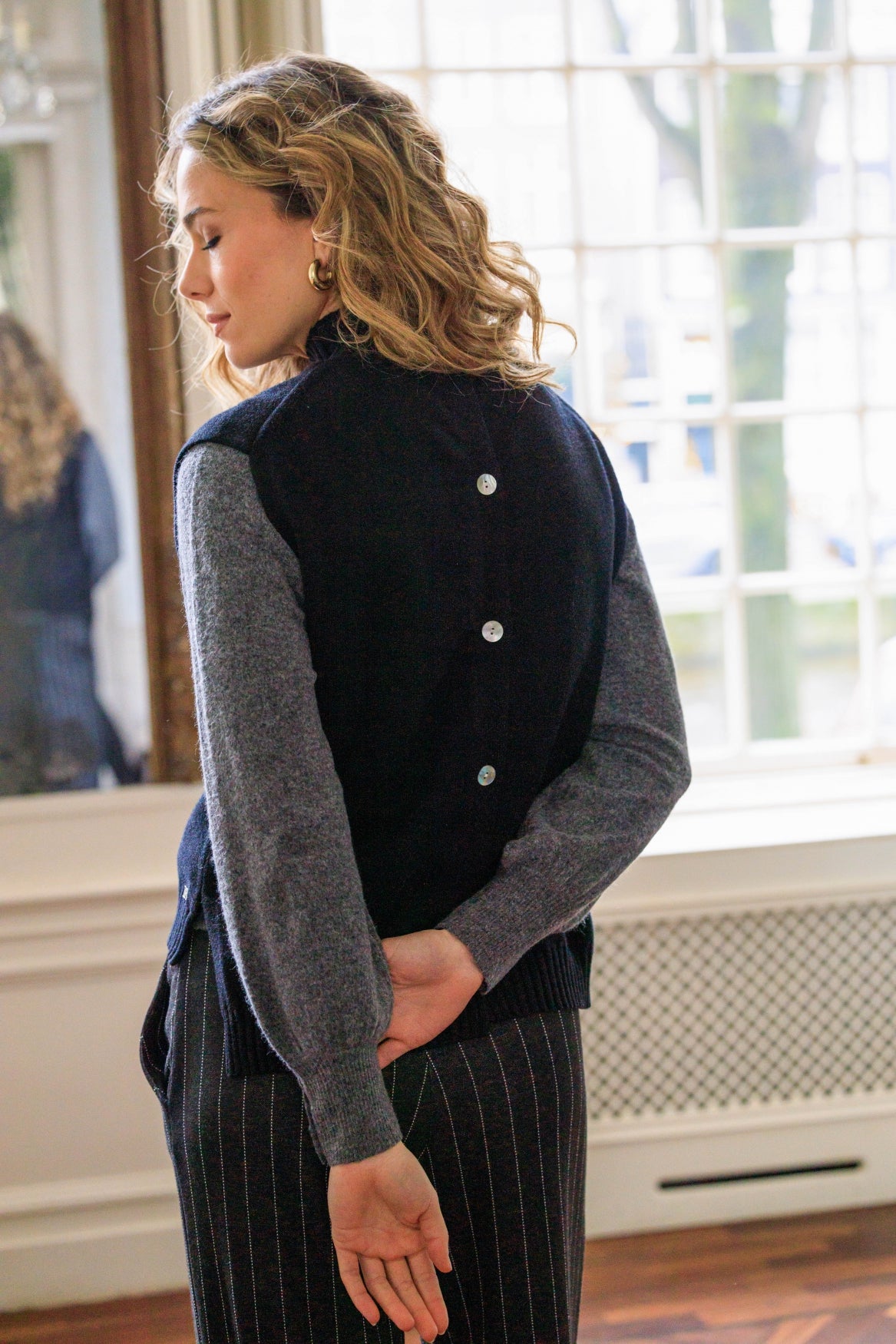 Ivy Beau spencer zwart met knoopjes achterpand model Rosalynn black