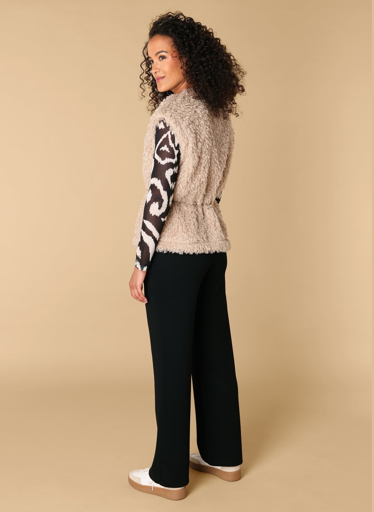 Ivy Beau gilet faux fur zandkleur model runa