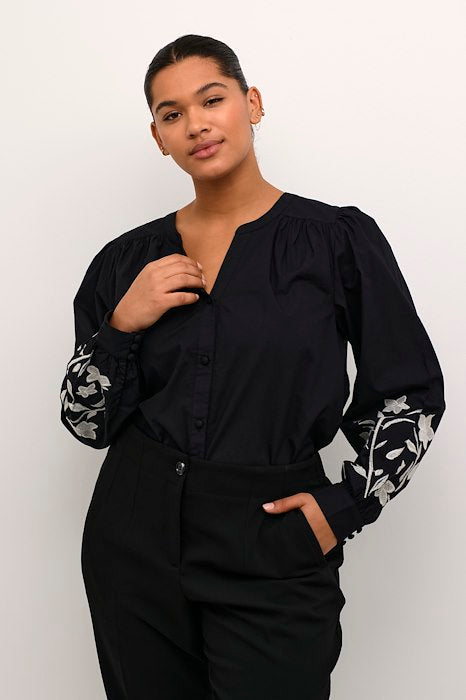 Kaffe curve blouse zwart met wit borduursel op mouw model KcNatalia