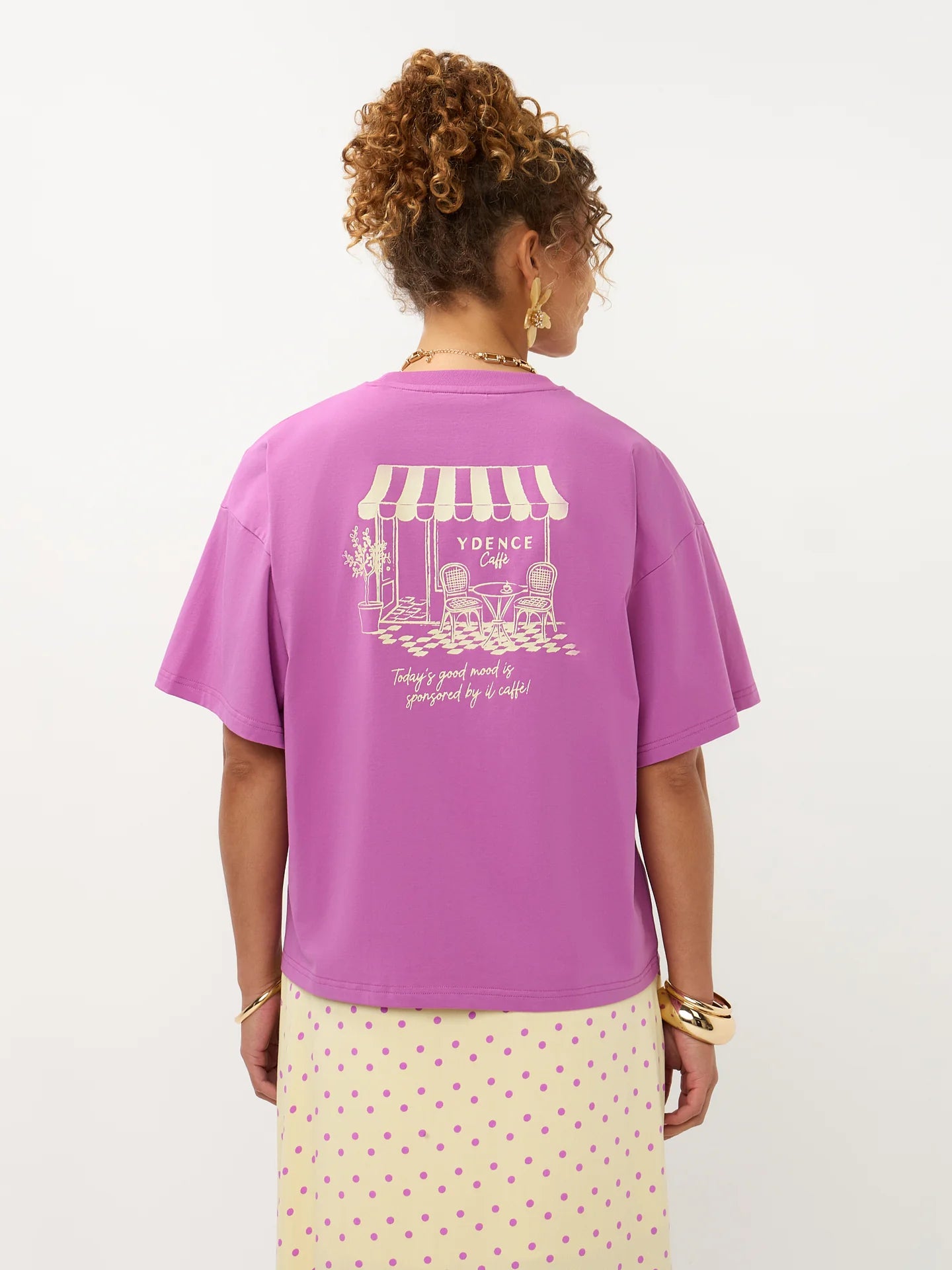 Ydence T-shirt roze paars model Cafe pink purple met geel kleurig opdruk