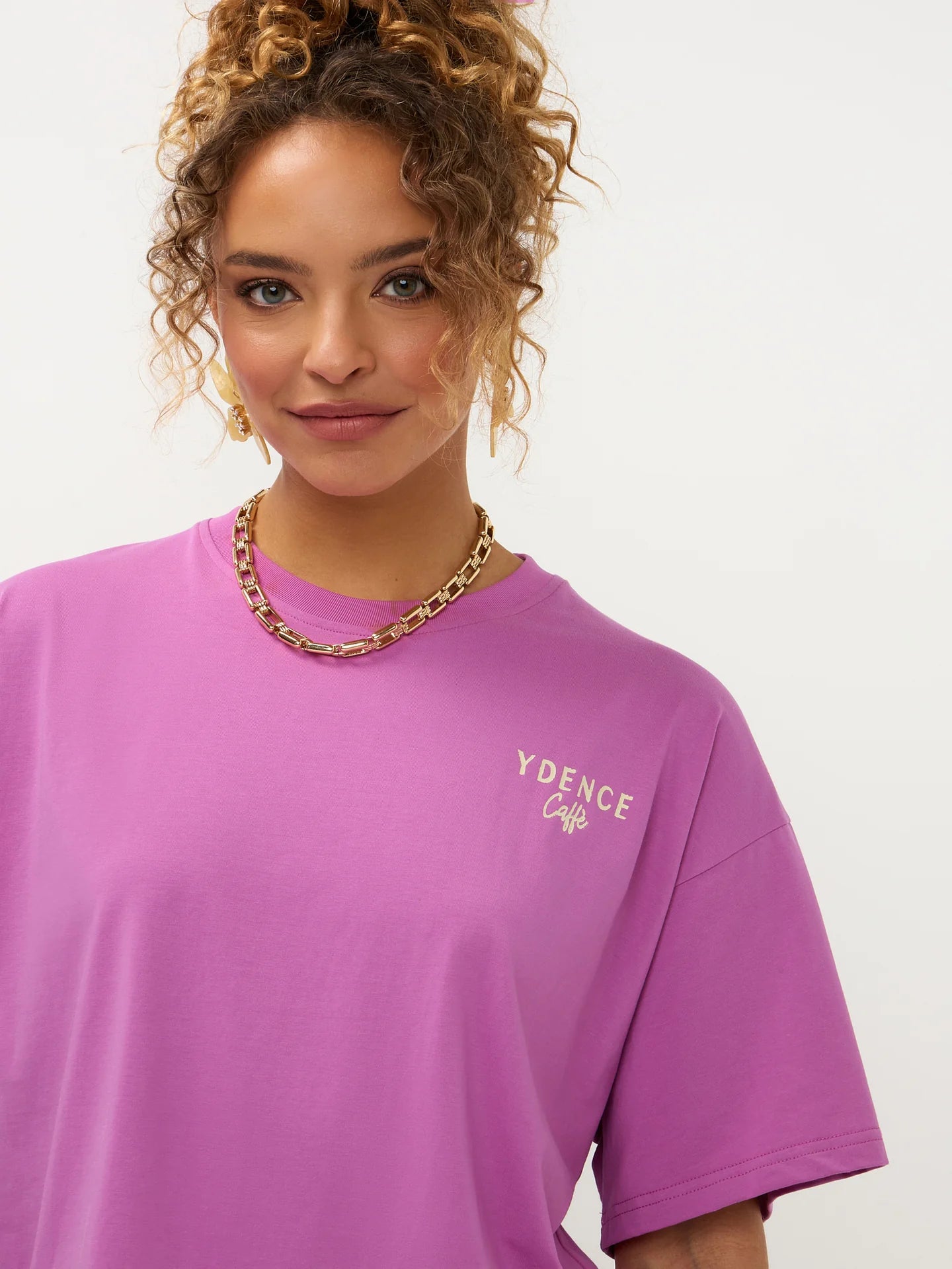 Ydence T-shirt roze paars model Cafe pink purple met geel kleurig opdruk