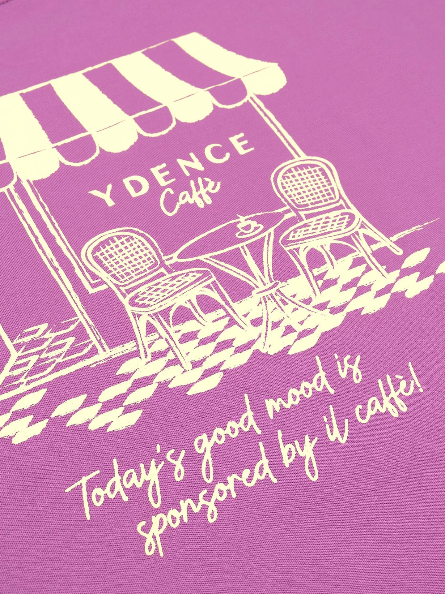Ydence T-shirt roze paars model Cafe pink purple met geel kleurig opdruk