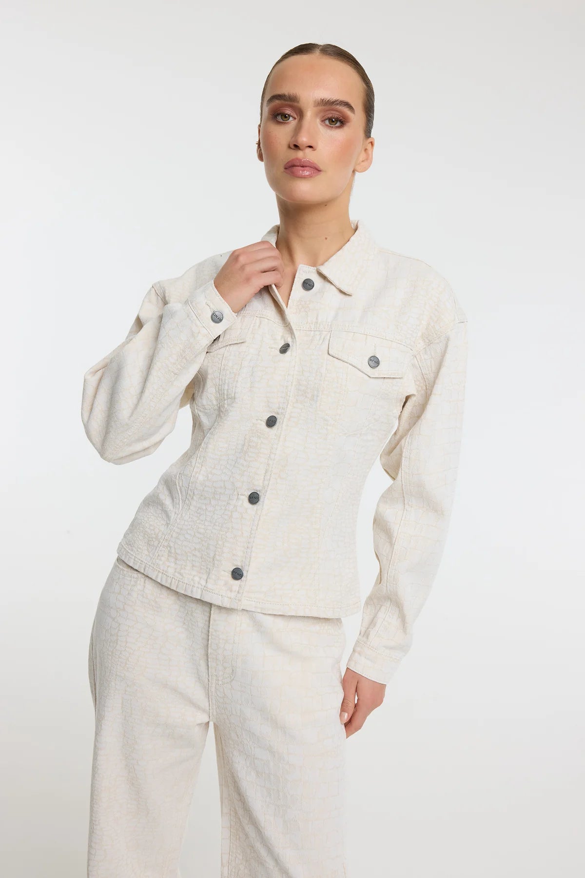 Refined Department jeans jasje offwhite met slangen structuur getailleerd model Sylda jacket kit