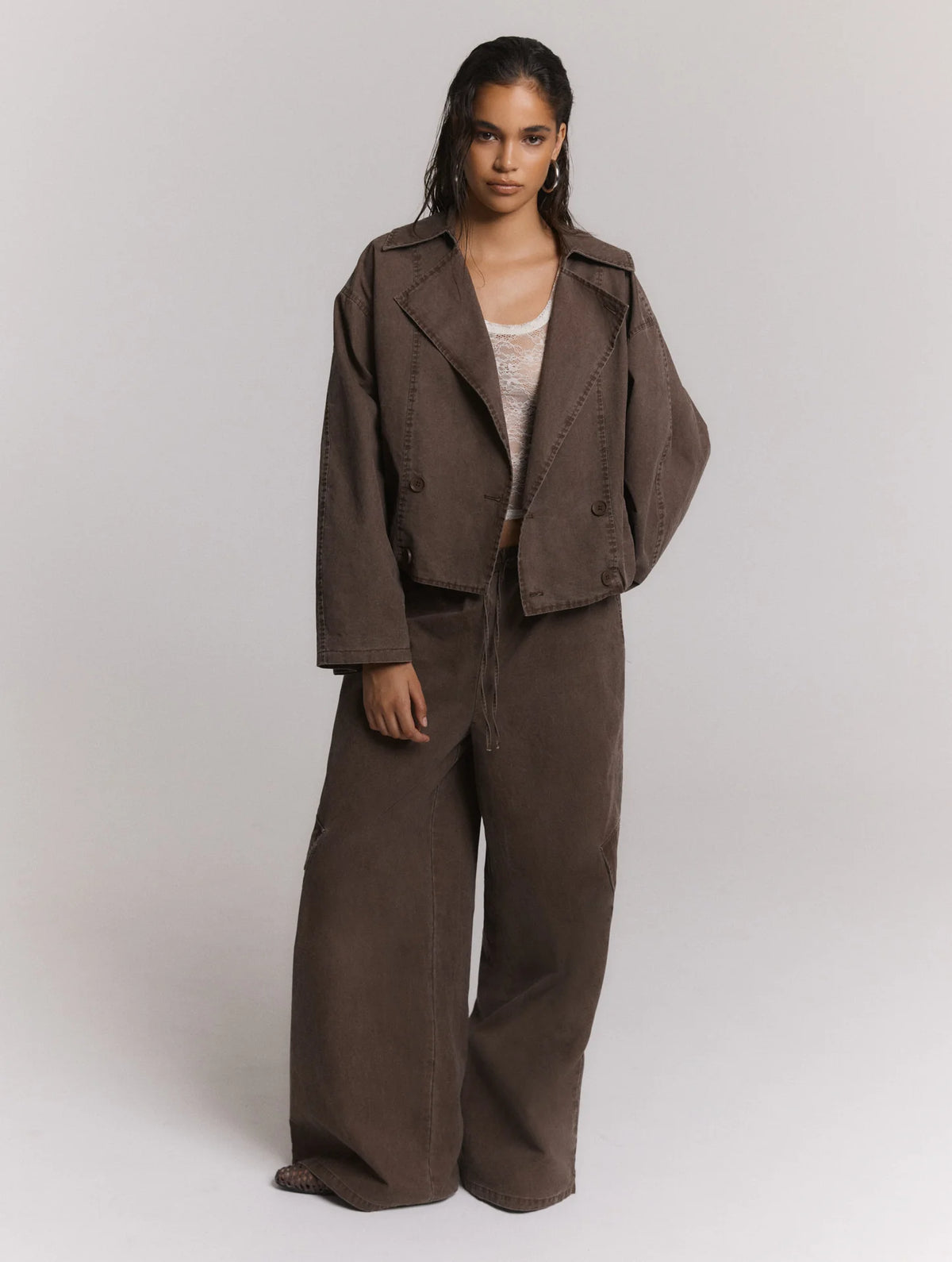 Refined Department broek bruin wijd model Mila washed brown cargo