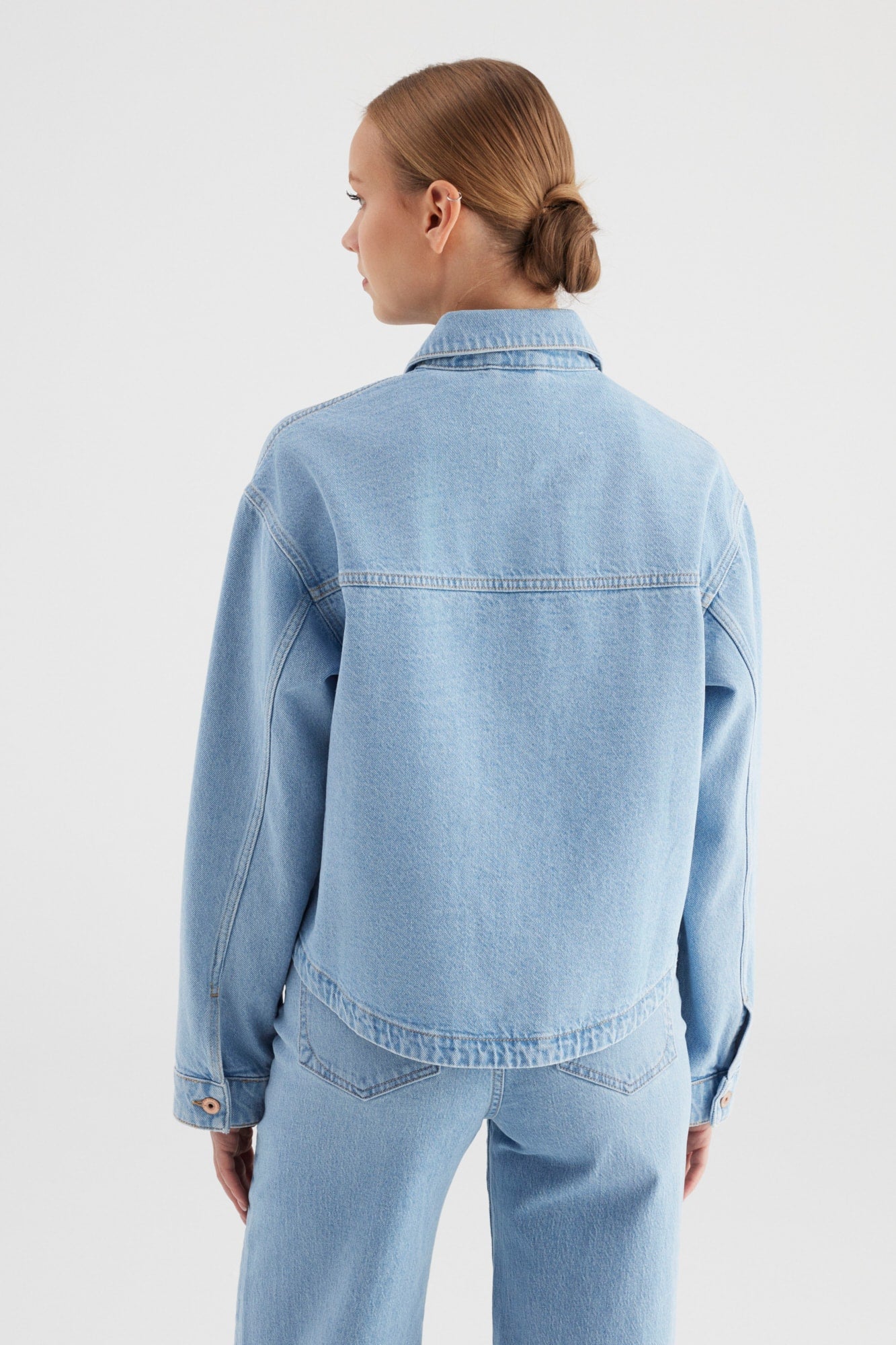 COJ jeans jasje licht blauw oversized fit model Tamara light blue