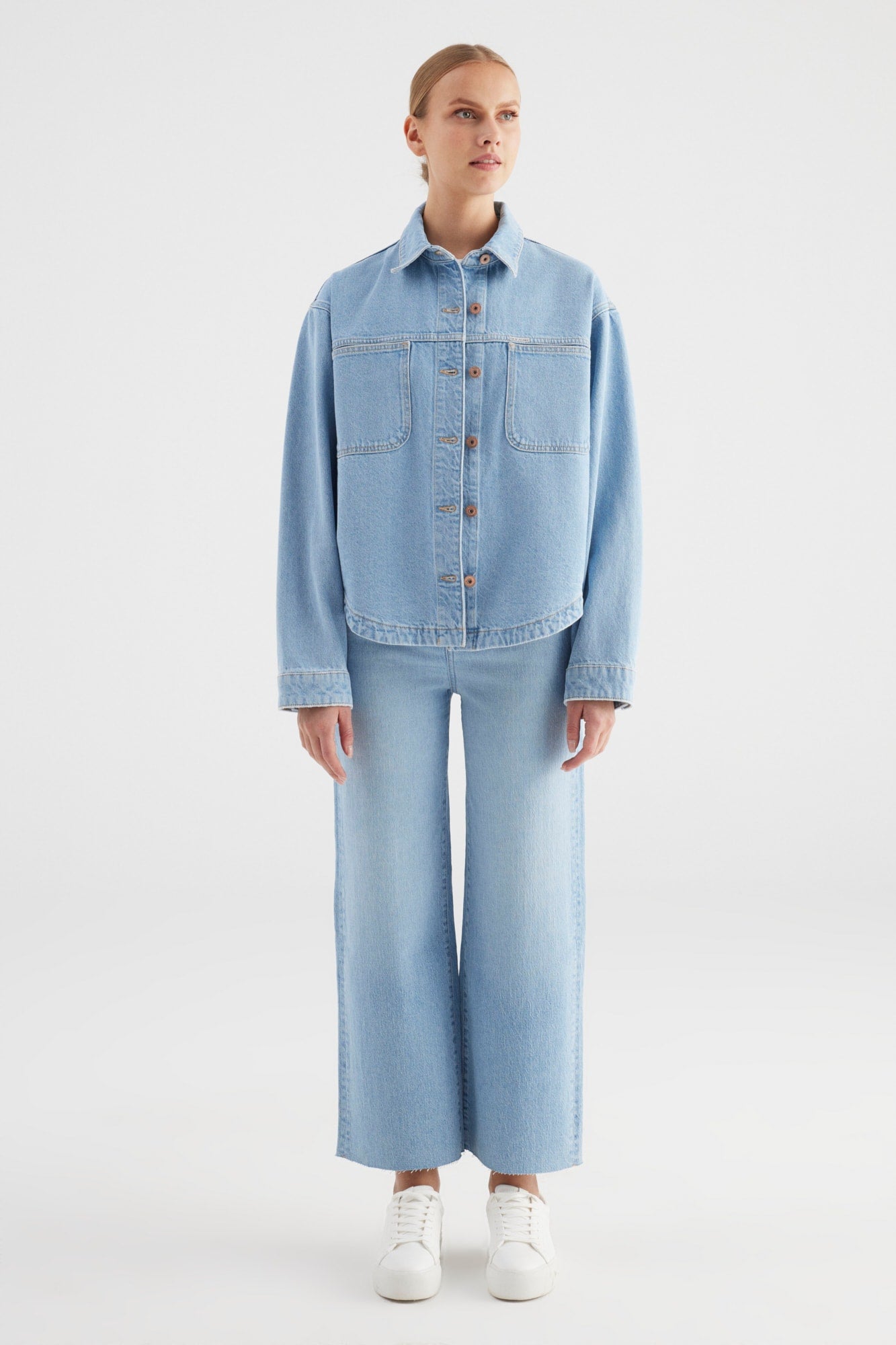 COJ jeans jasje licht blauw oversized fit model Tamara light blue