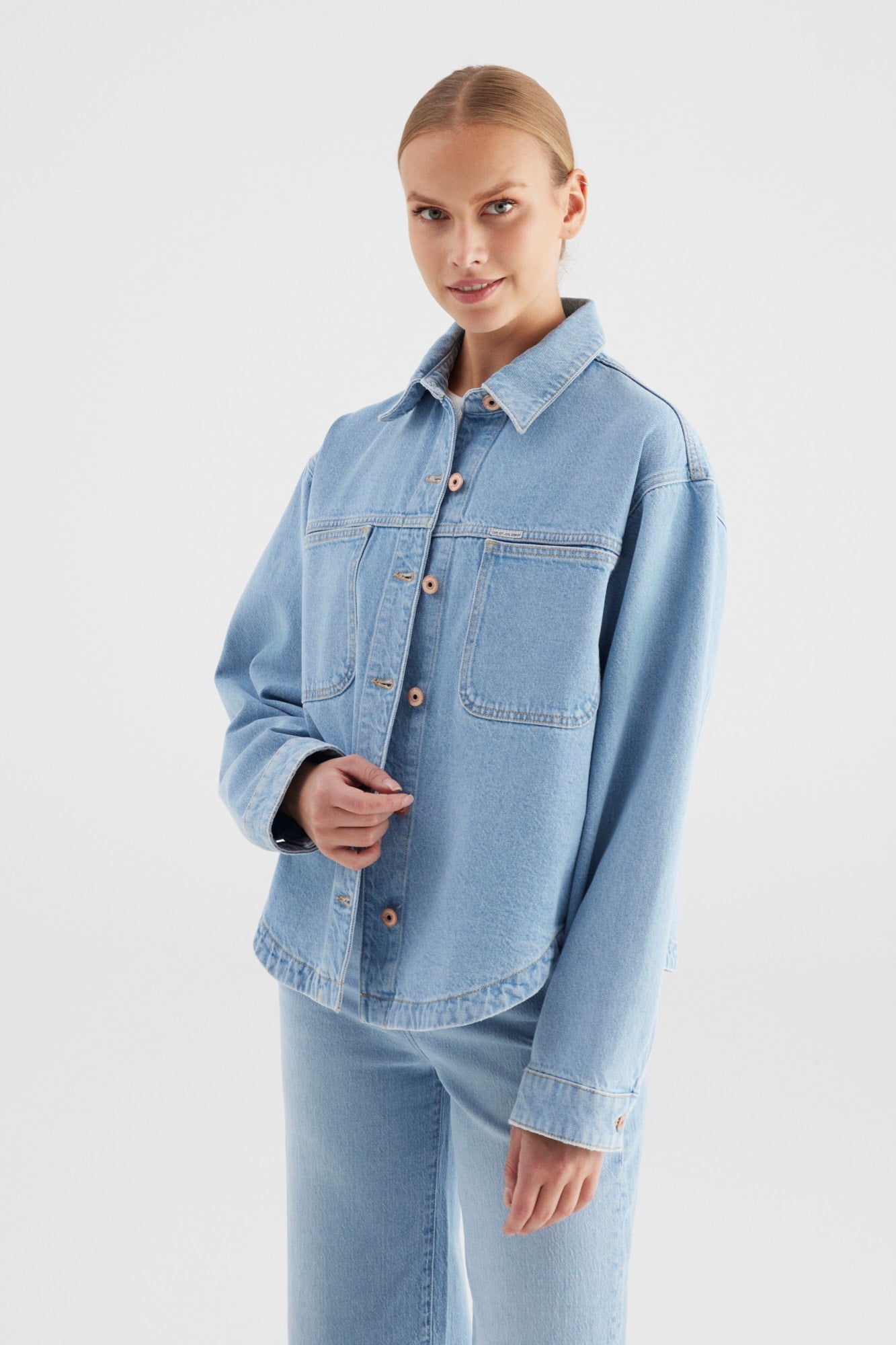 COJ jeans jasje licht blauw oversized fit model Tamara light blue