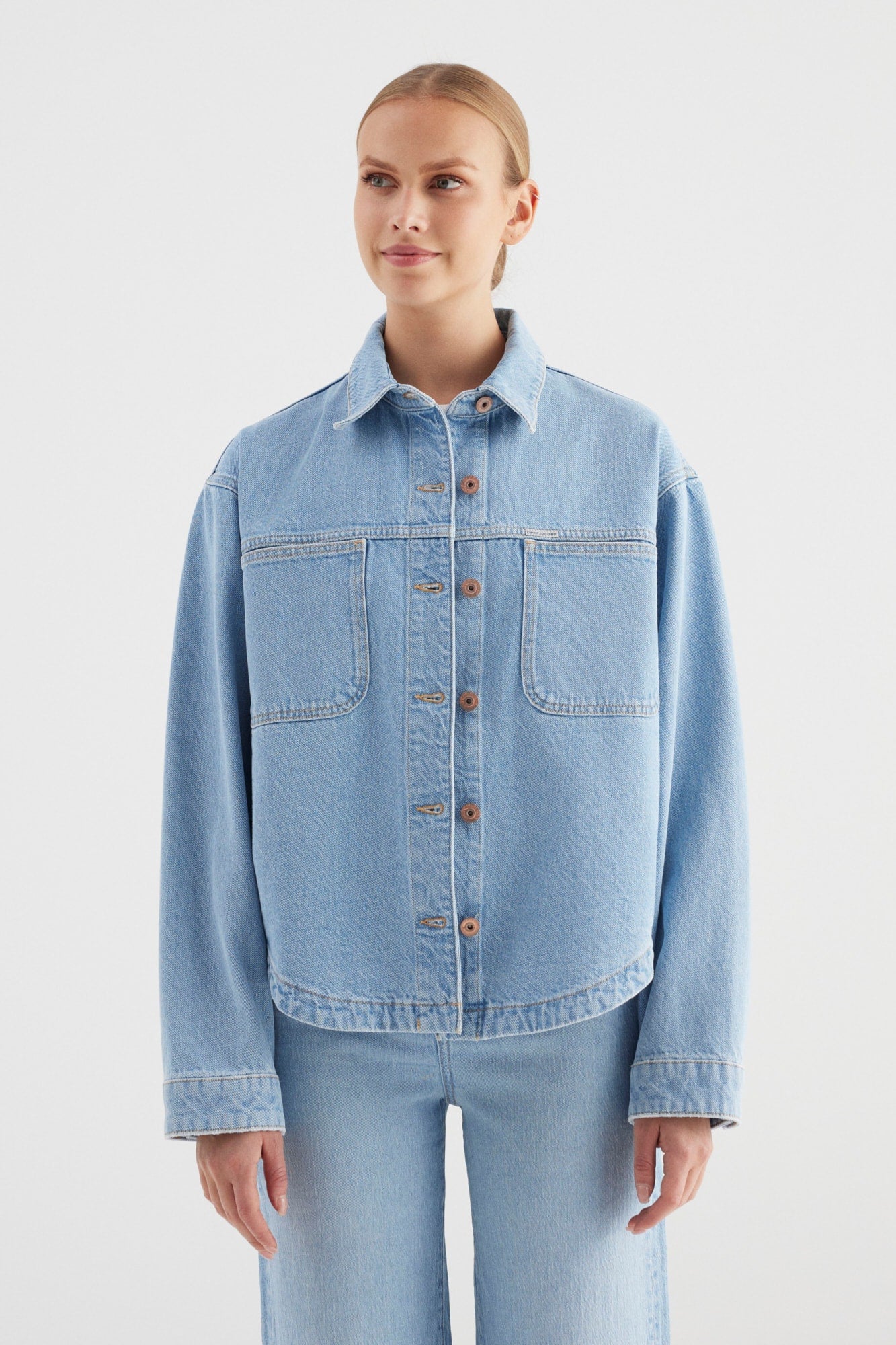 COJ jeans jasje licht blauw oversized fit model Tamara light blue