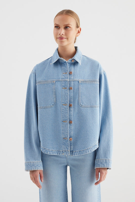 COJ jeans jasje licht blauw oversized fit model Tamara light blue