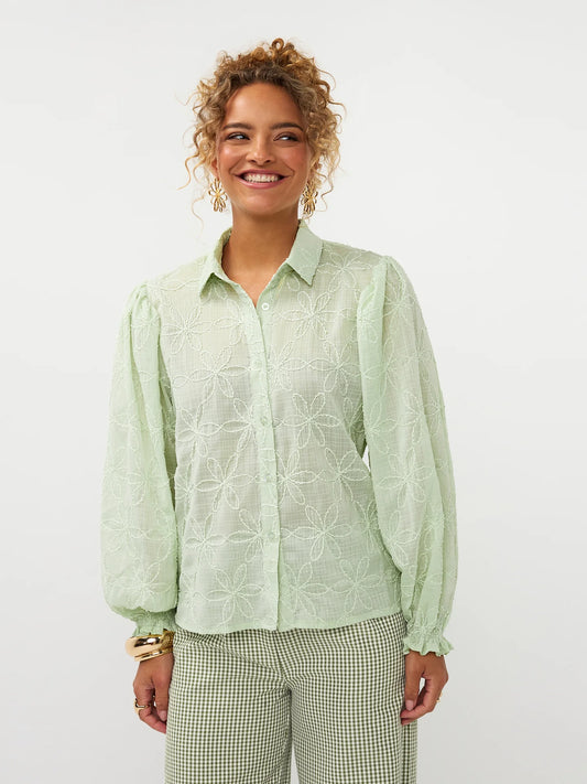 Ydence blouse licht groen model Isamae soft green met borduursel als detail