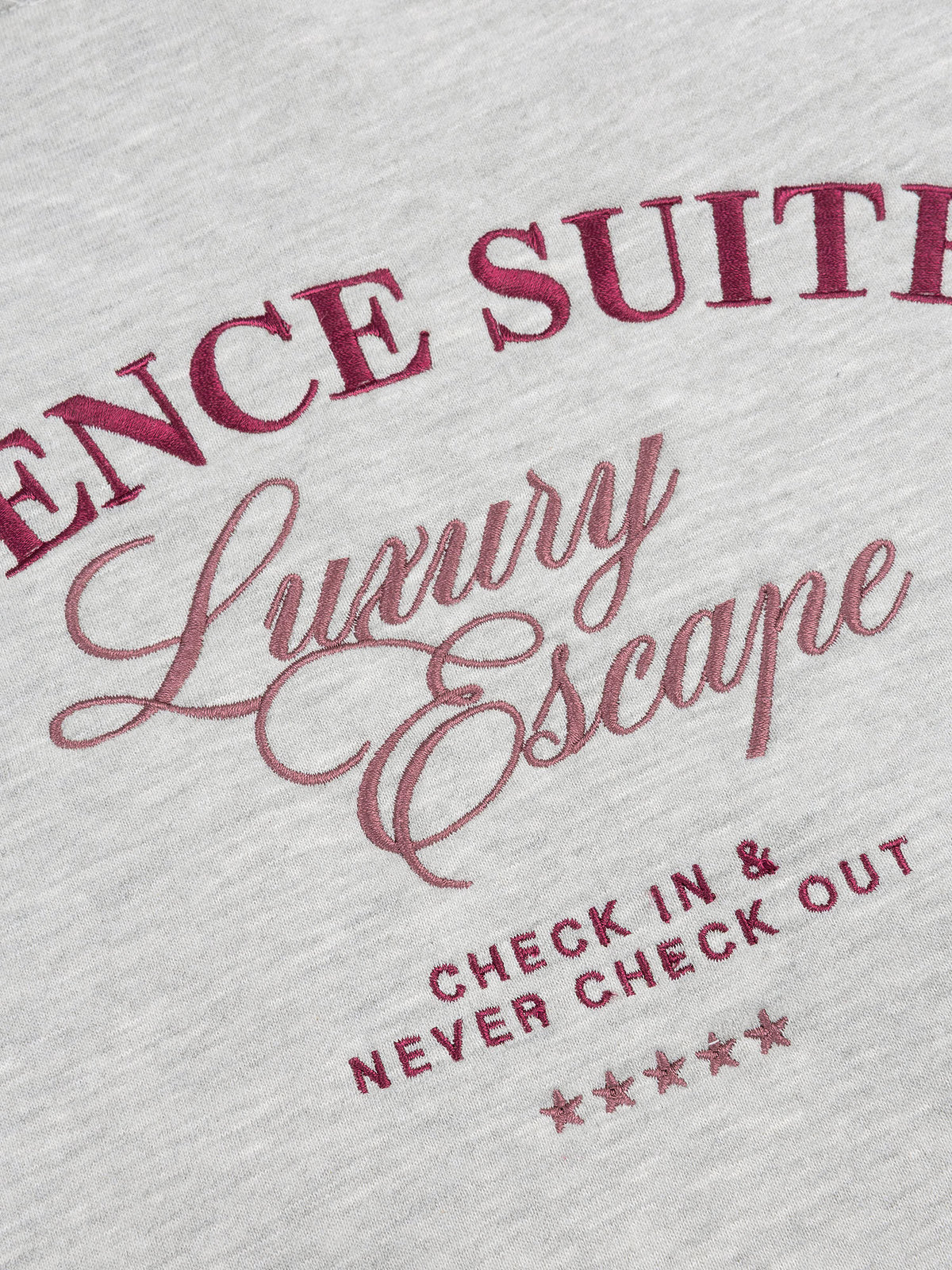 Ydence sweater grijs model Suite grey melange met bordeaux opdruk