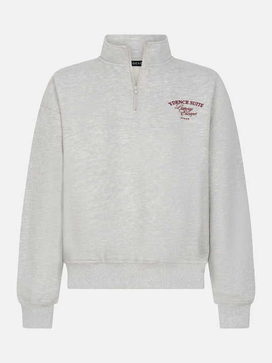 Ydence sweater grijs model Suite grey melange met bordeaux opdruk