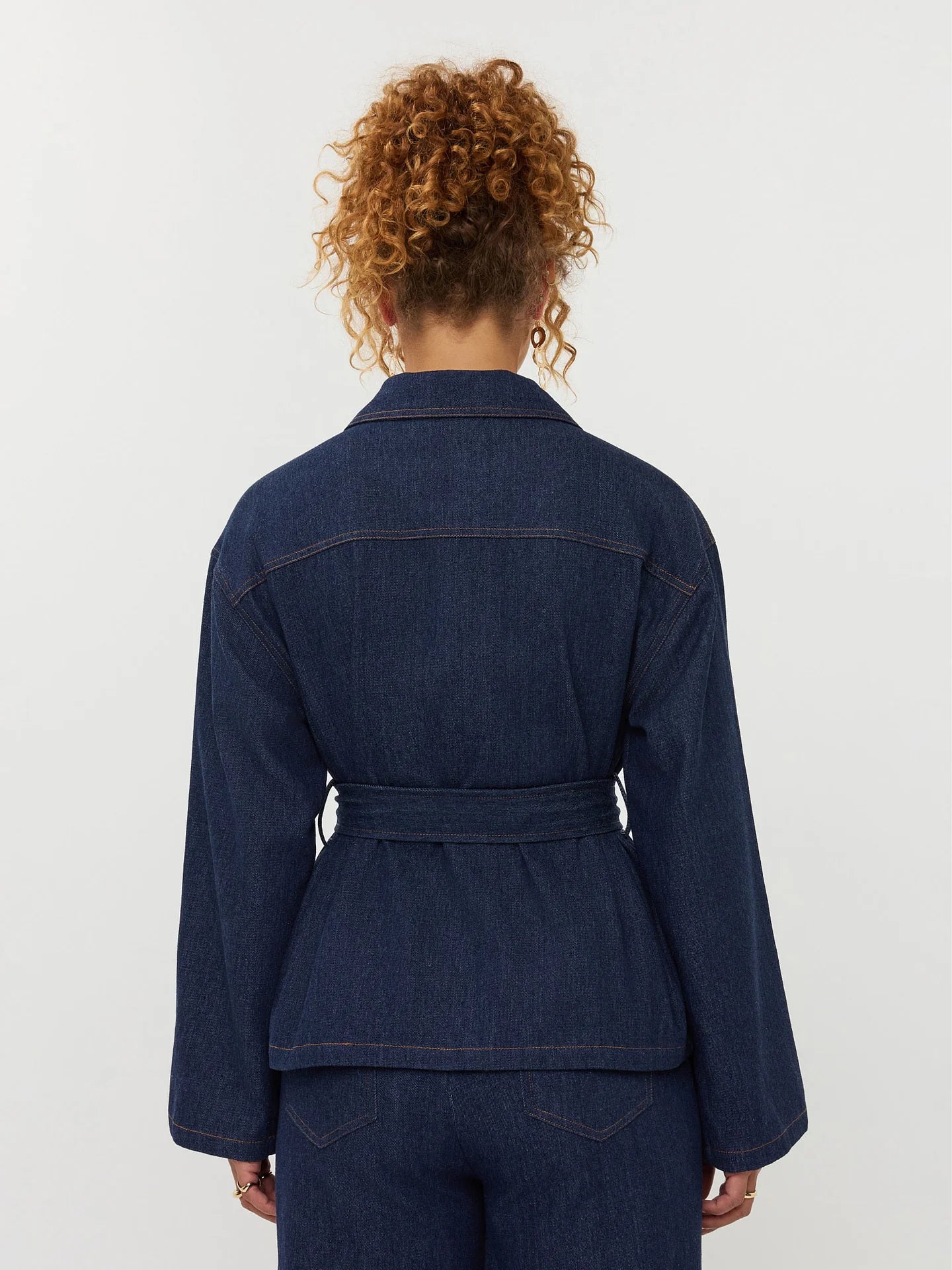 Ydence blouse donker blauw model Amina dark denim