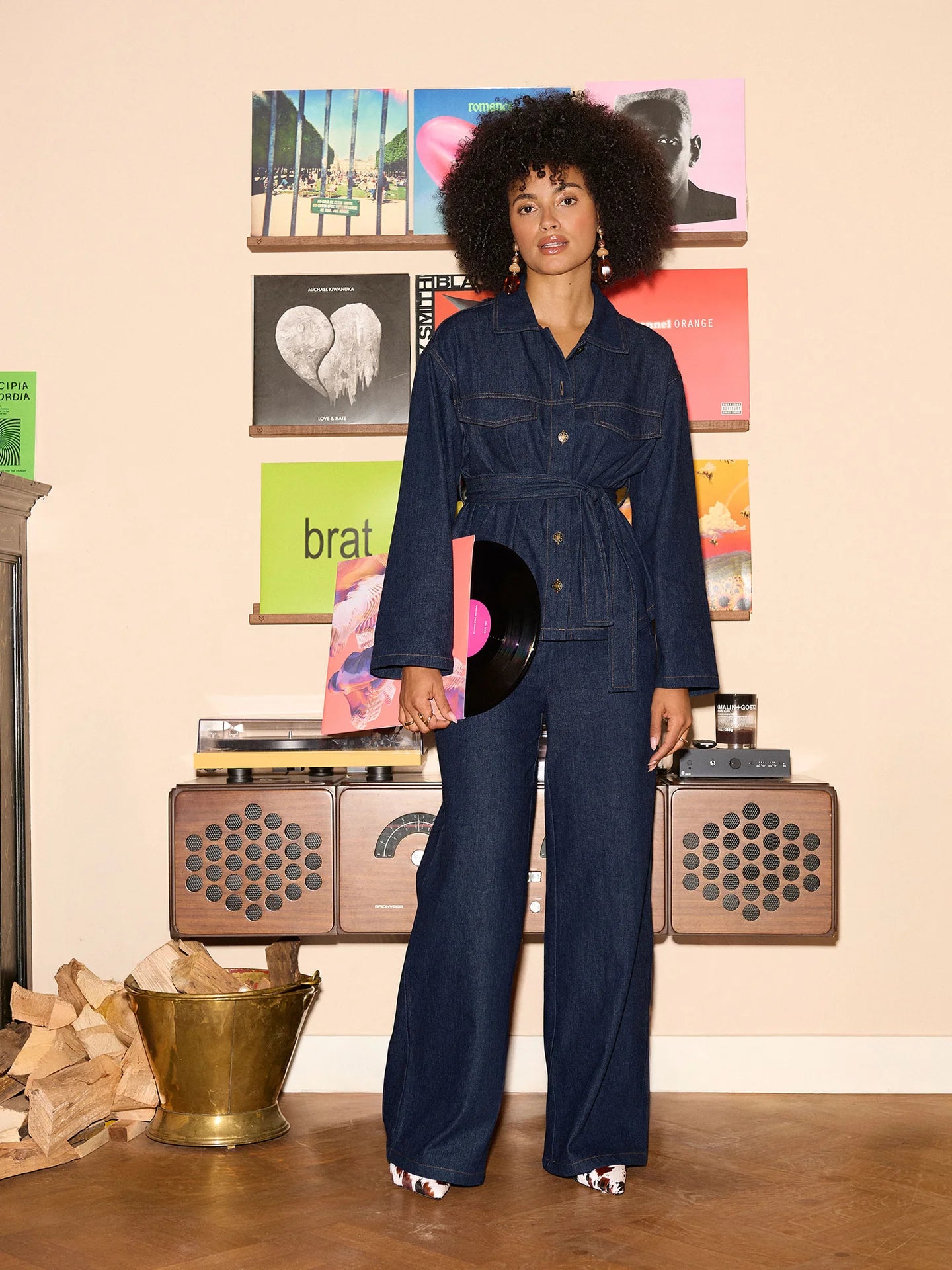 Ydence blouse donker blauw model Amina dark denim