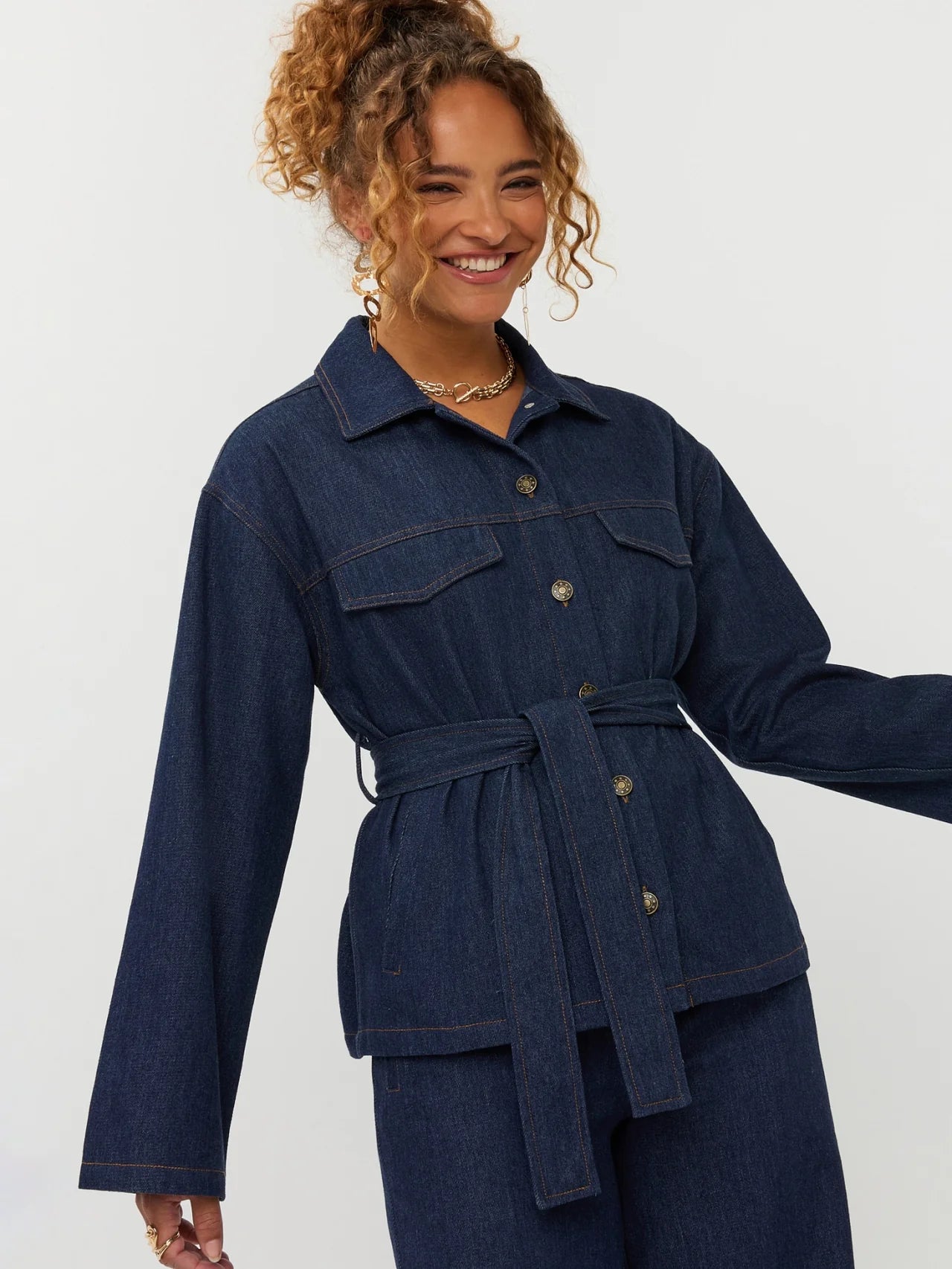 Ydence blouse donker blauw model Amina dark denim