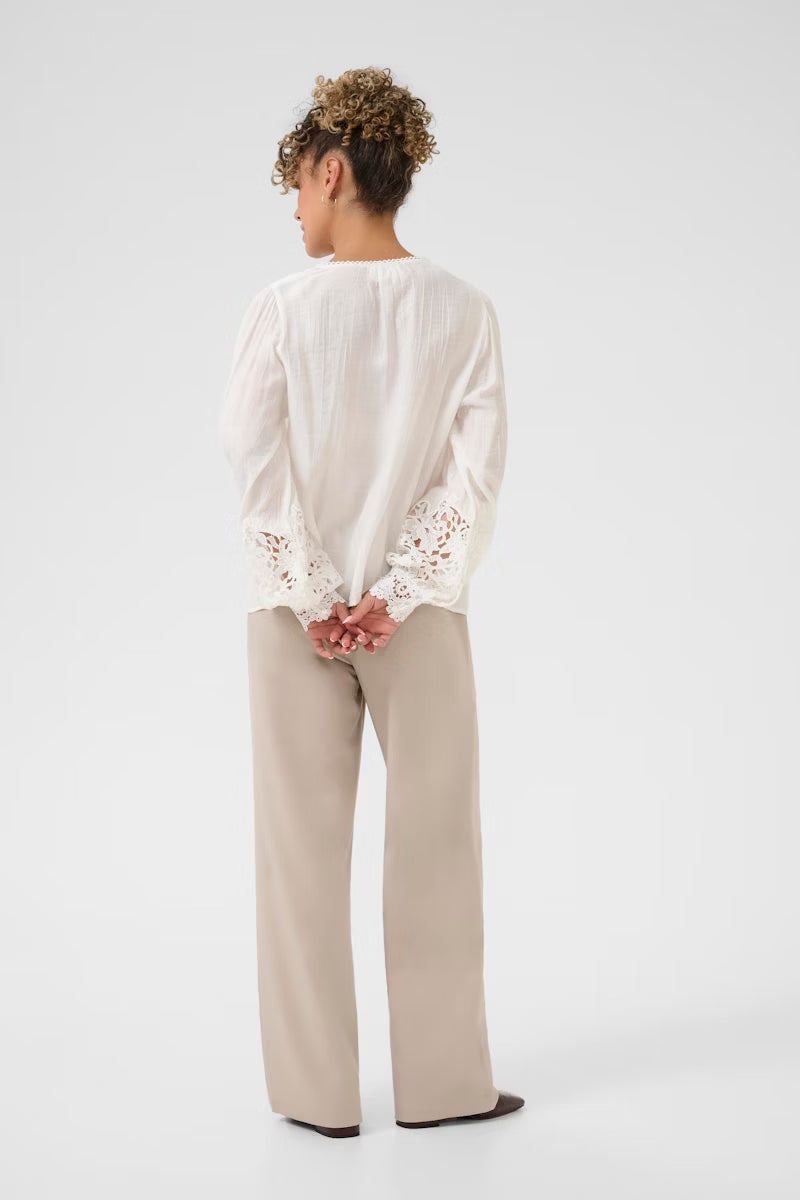 Cream blouse offwhite met kanten mouw detail model CRtina snow white