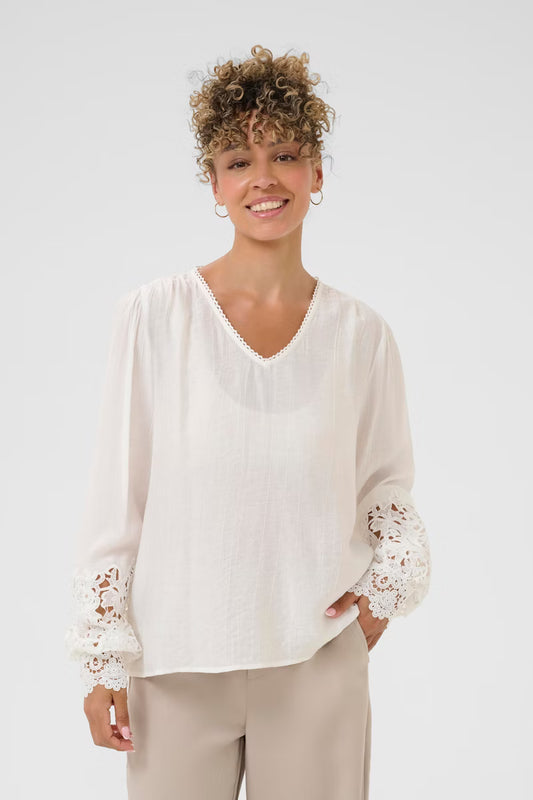 Cream blouse offwhite met kanten mouw detail model CRtina snow white