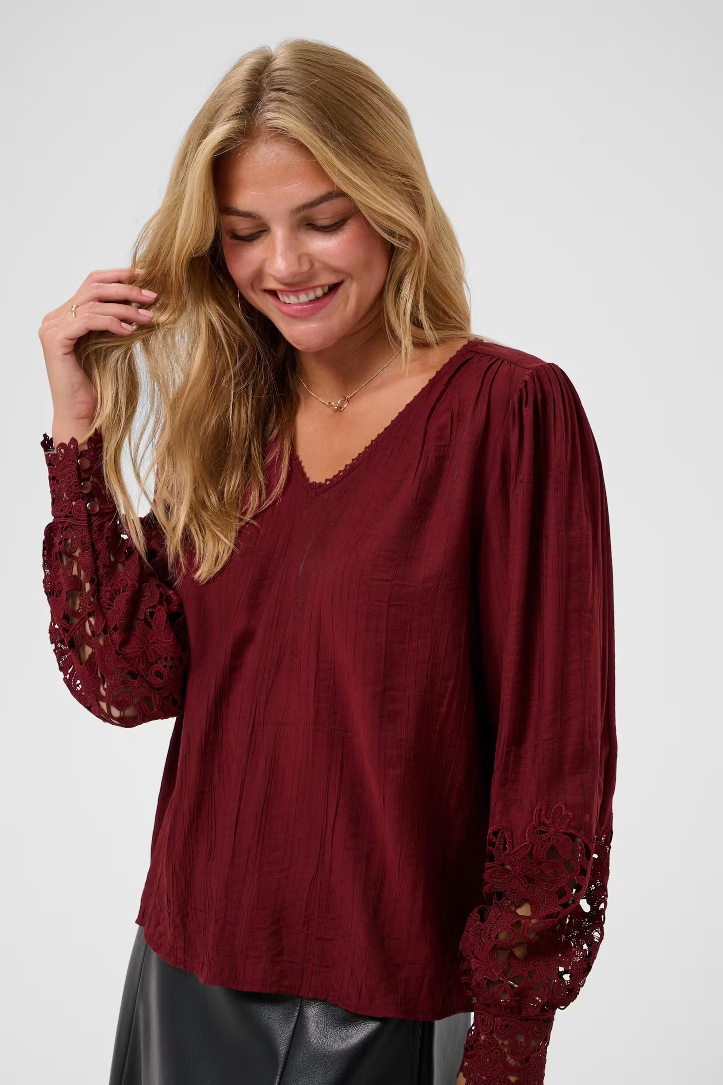 Cream bordeaux rode blouse met kant detail aan mouw model CRtina Cabernet