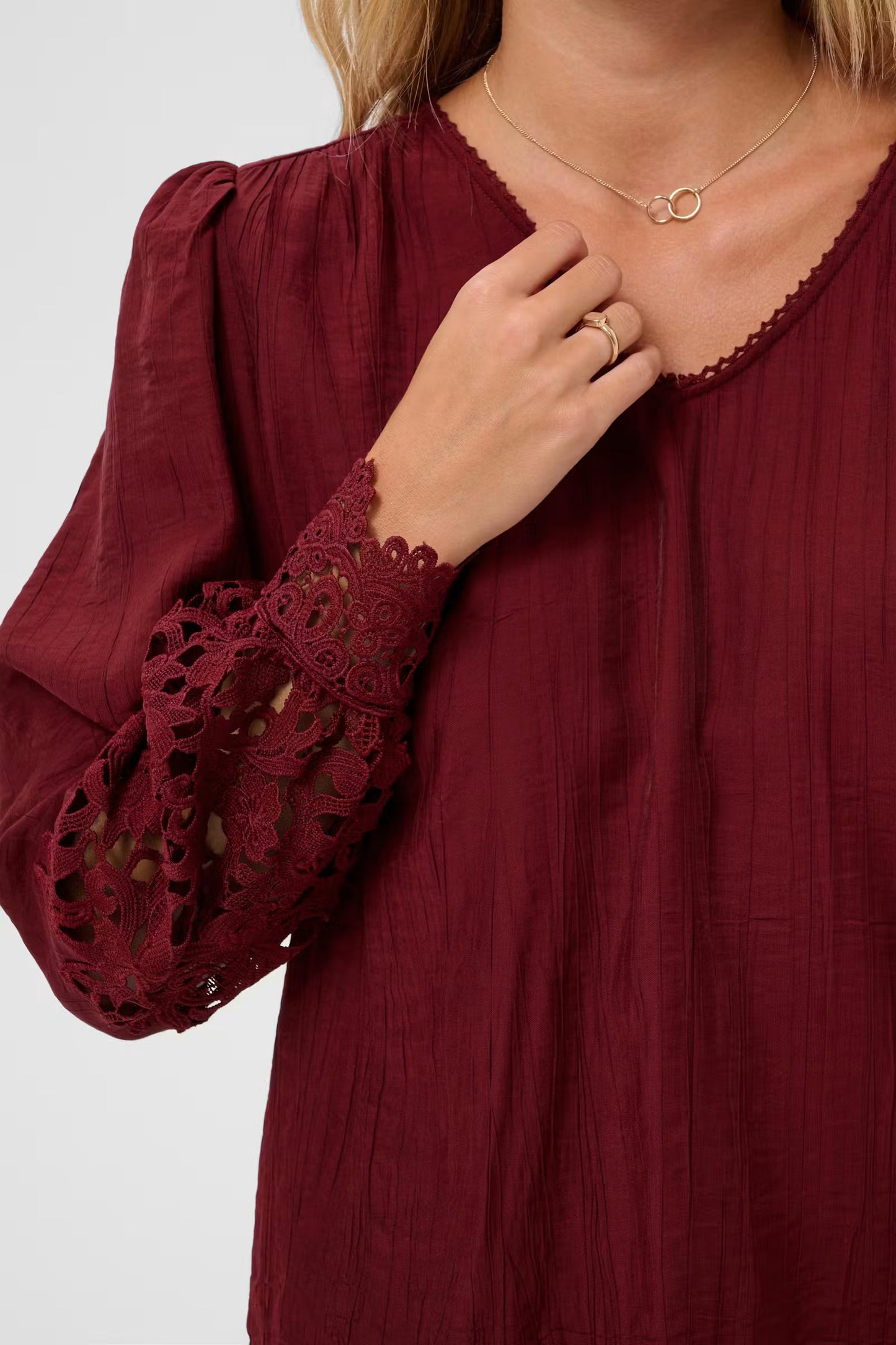 Cream bordeaux rode blouse met kant detail aan mouw model CRtina Cabernet