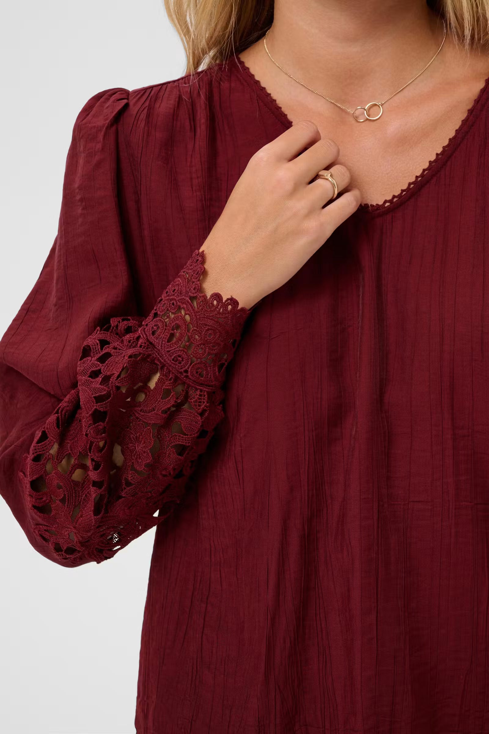 Cream bordeaux rode blouse met kant detail aan mouw model CRtina Cabernet