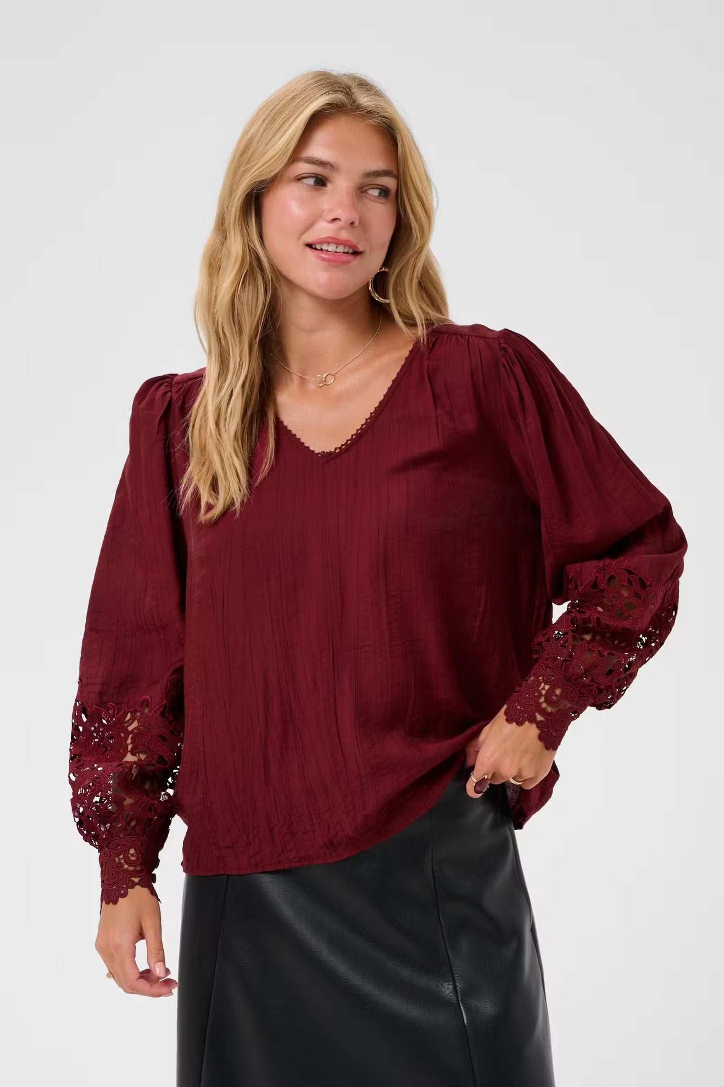 Cream bordeaux rode blouse met kant detail aan mouw model CRtina Cabernet