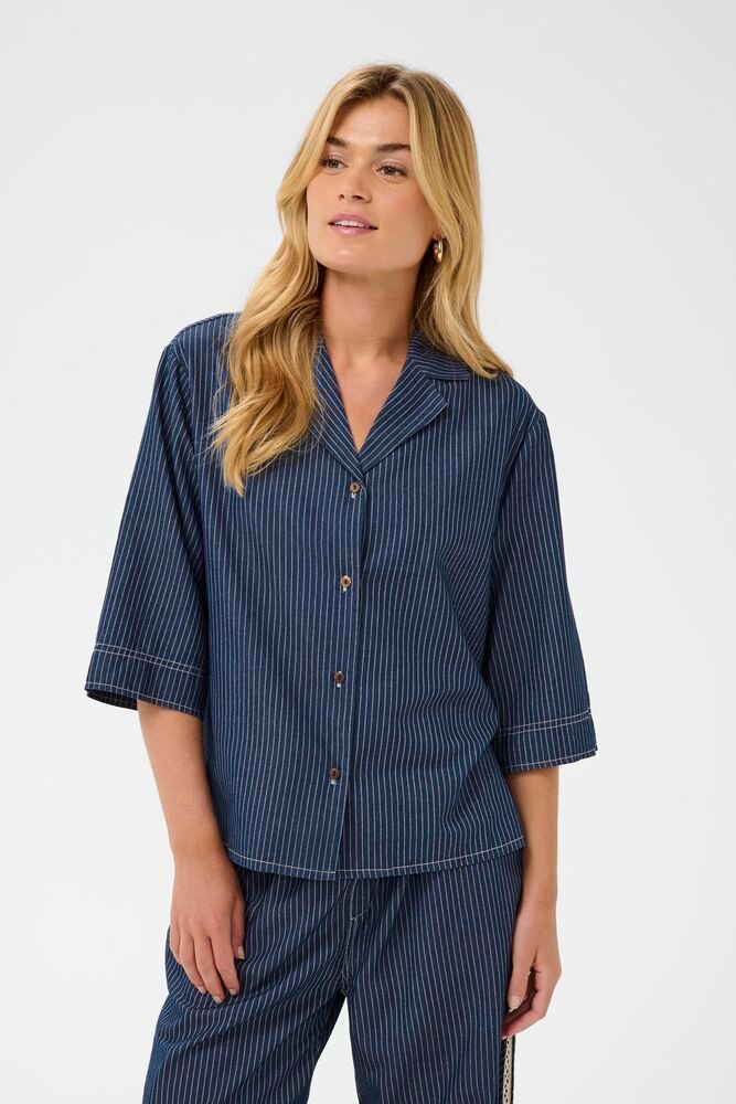 Cream blouse denim shirt donker blauw navy pinstripe CRagate boxy fit rossland