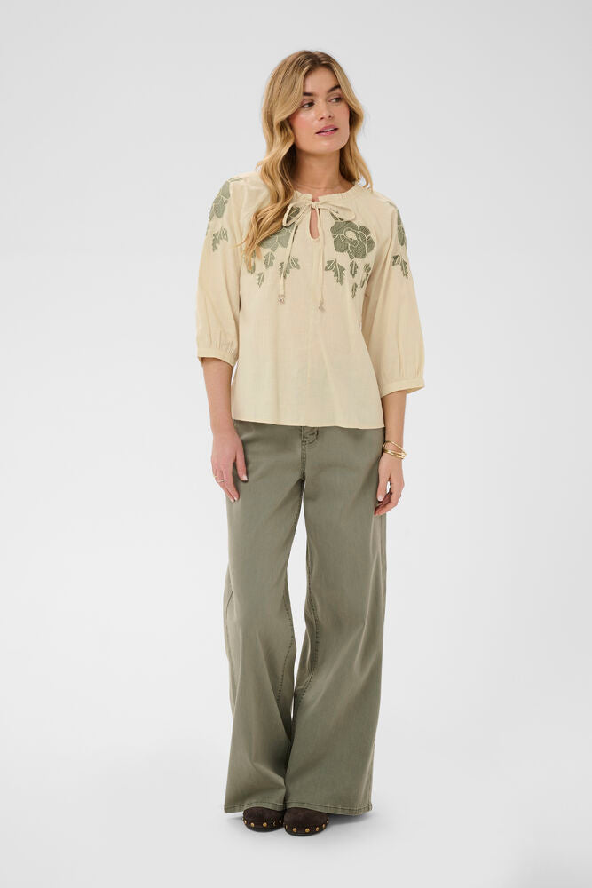 Cream blouse zand kleur met groen bloemen detail CRzosa bleached sand