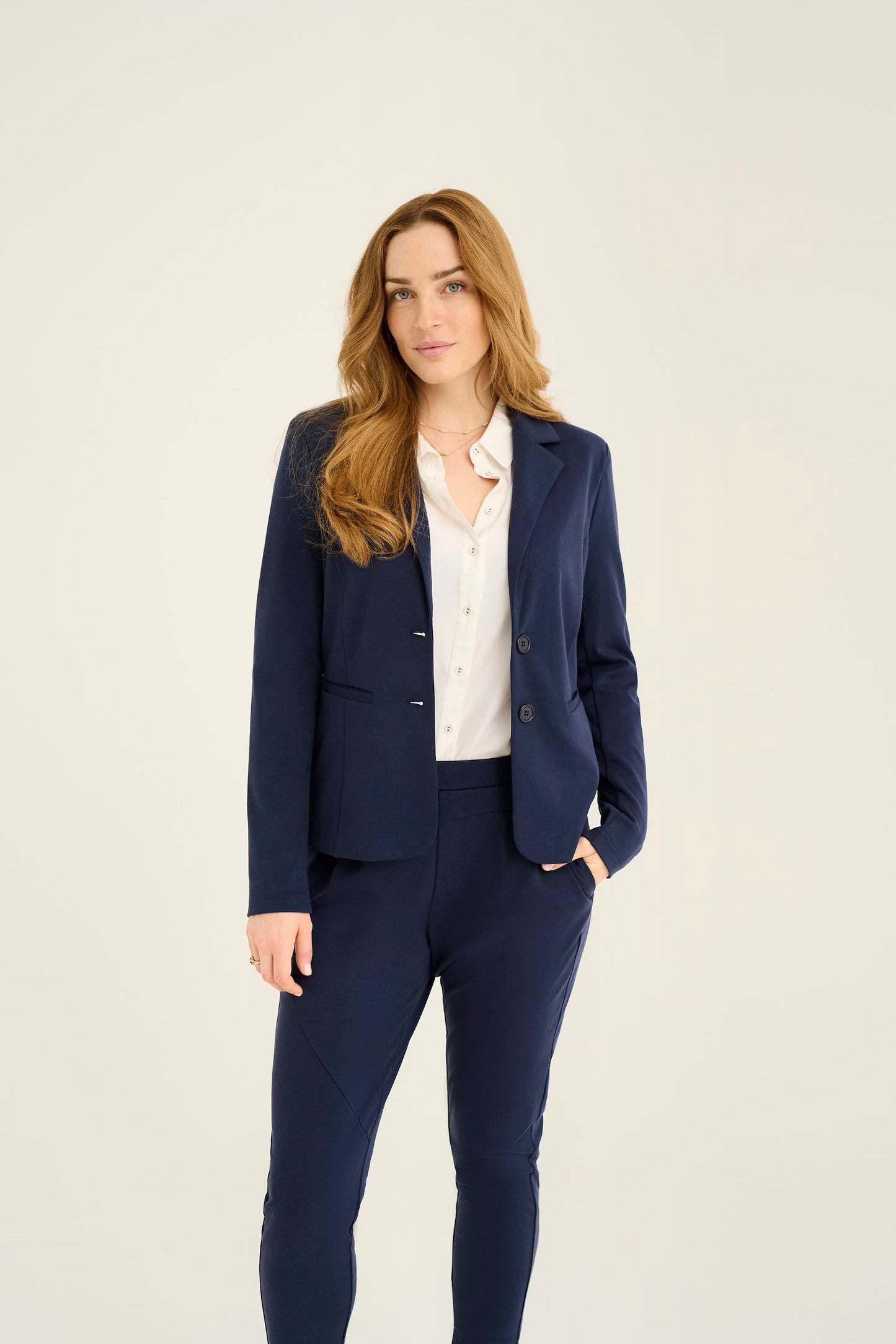 Cream blazer donker blauw model Anett