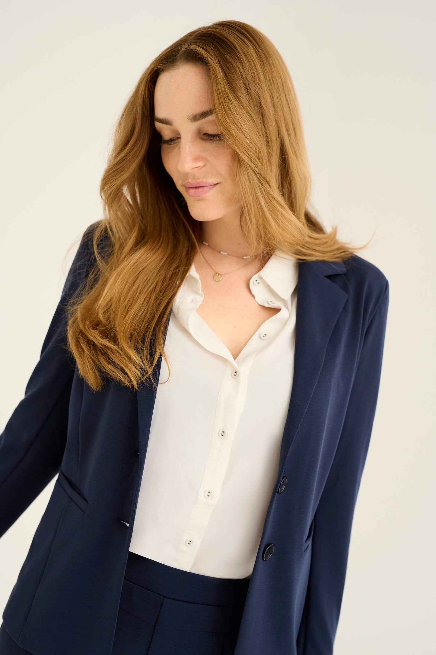 Cream blazer donker blauw model Anett