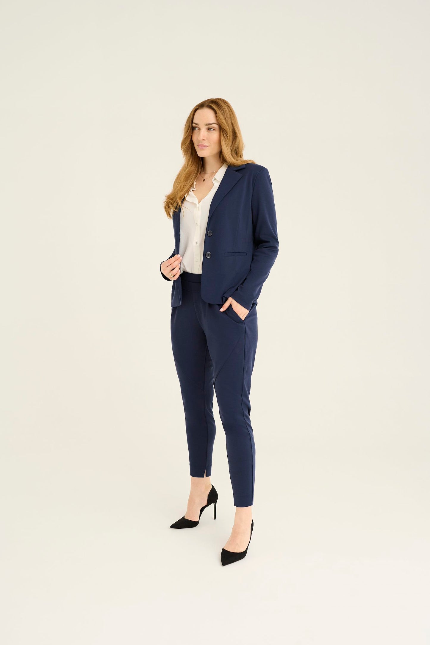 Cream blazer donker blauw model Anett