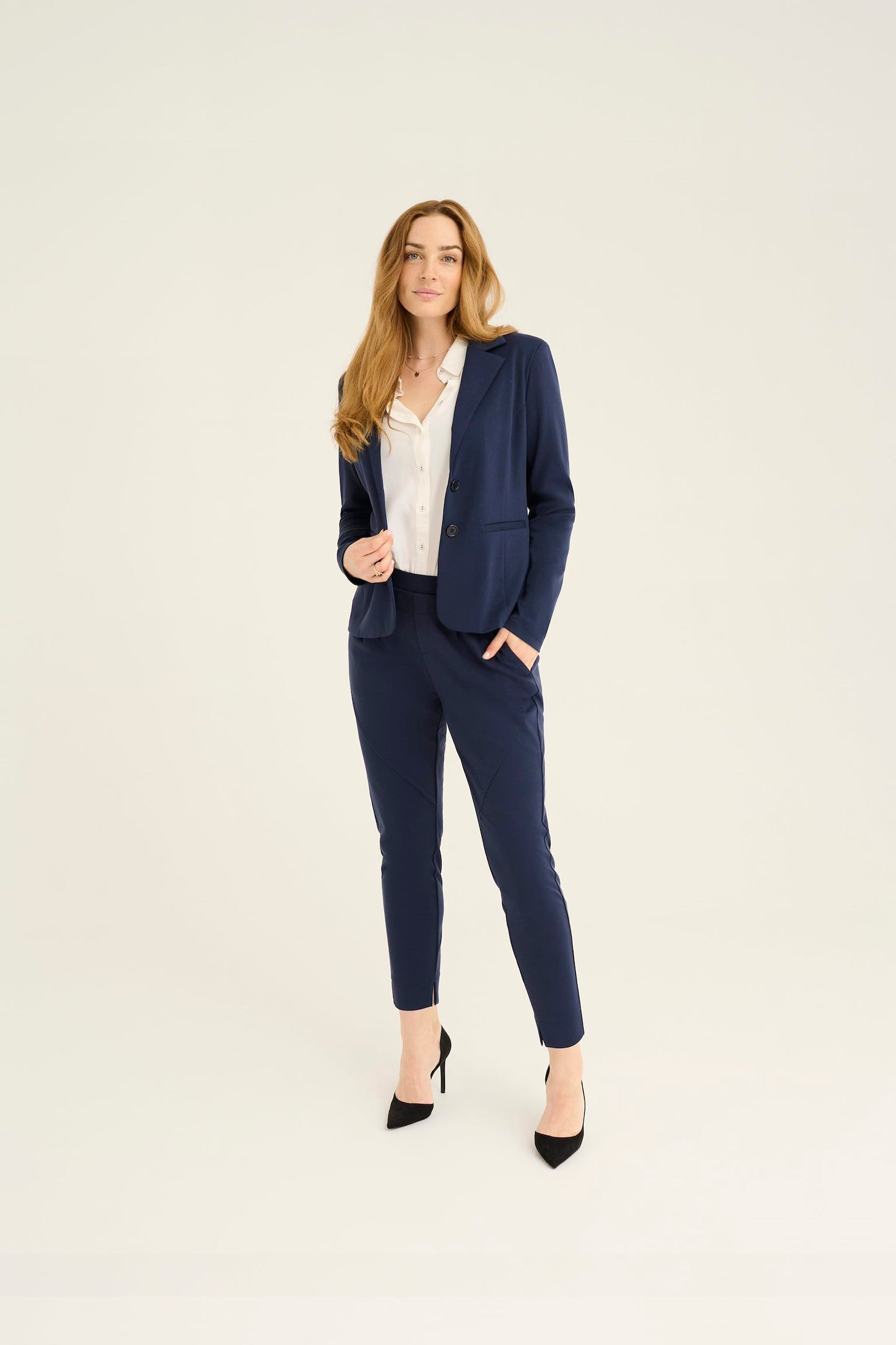 Cream blazer donker blauw model Anett