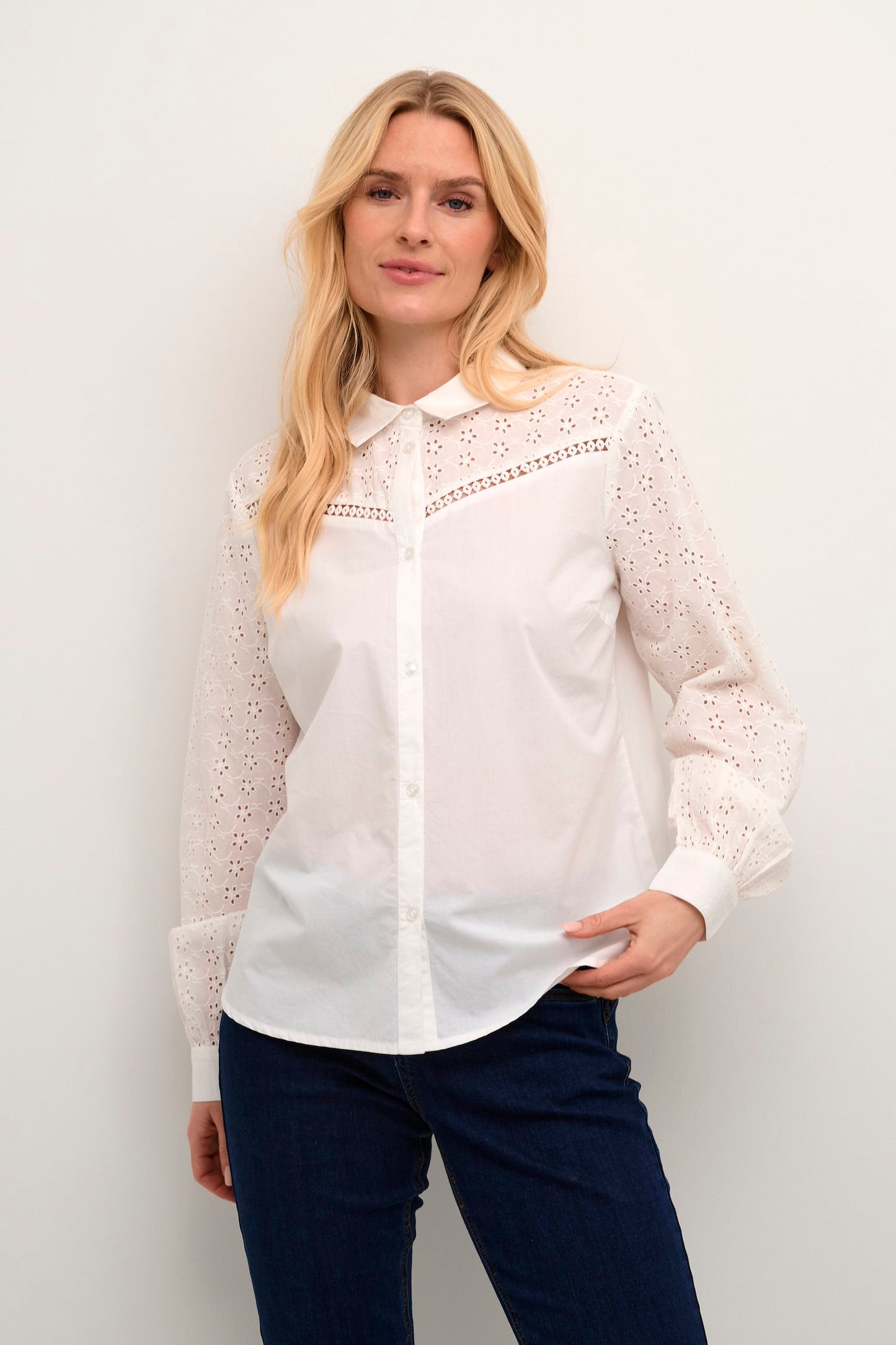 Cream blouse offwhite model CRNasley broderie