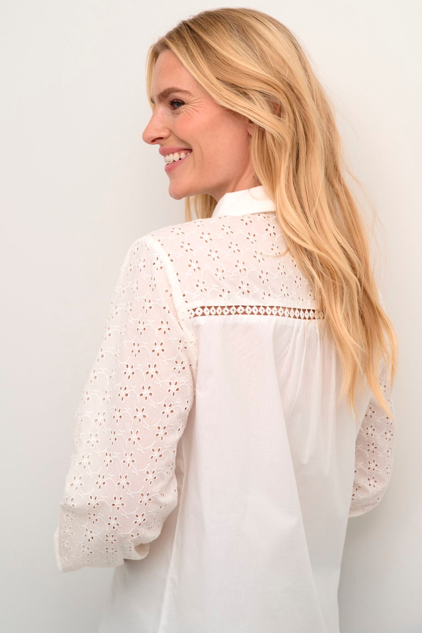 Cream blouse offwhite model CRNasley broderie