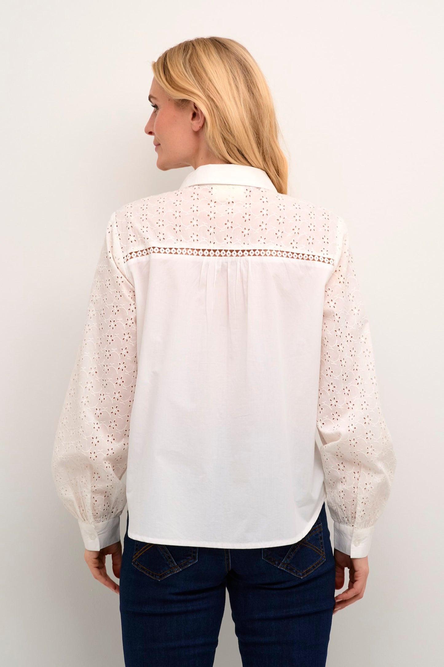 Cream blouse offwhite model CRNasley broderie