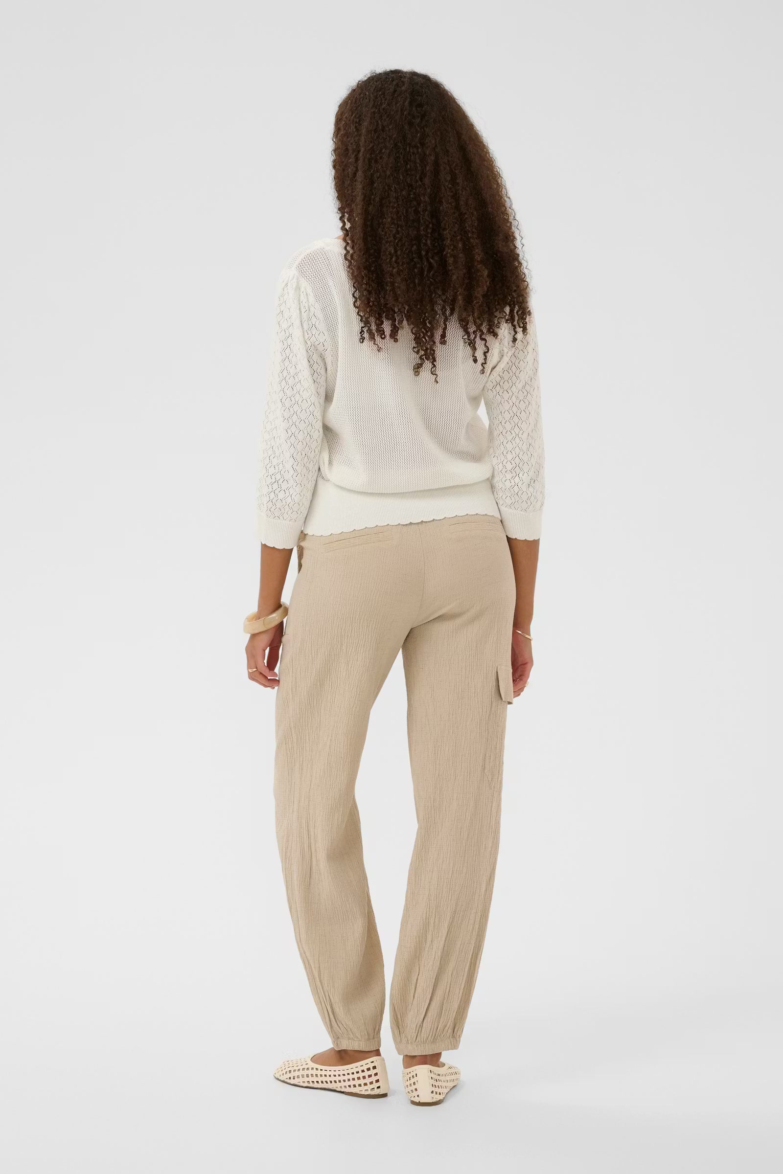Cream vest off white met bloemen knoopjes zilverkleur model CROluki knit cardigan
