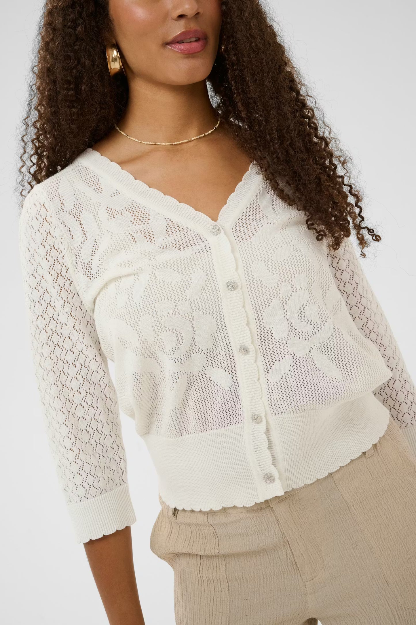 Cream vest off white met bloemen knoopjes zilverkleur model CROluki knit cardigan