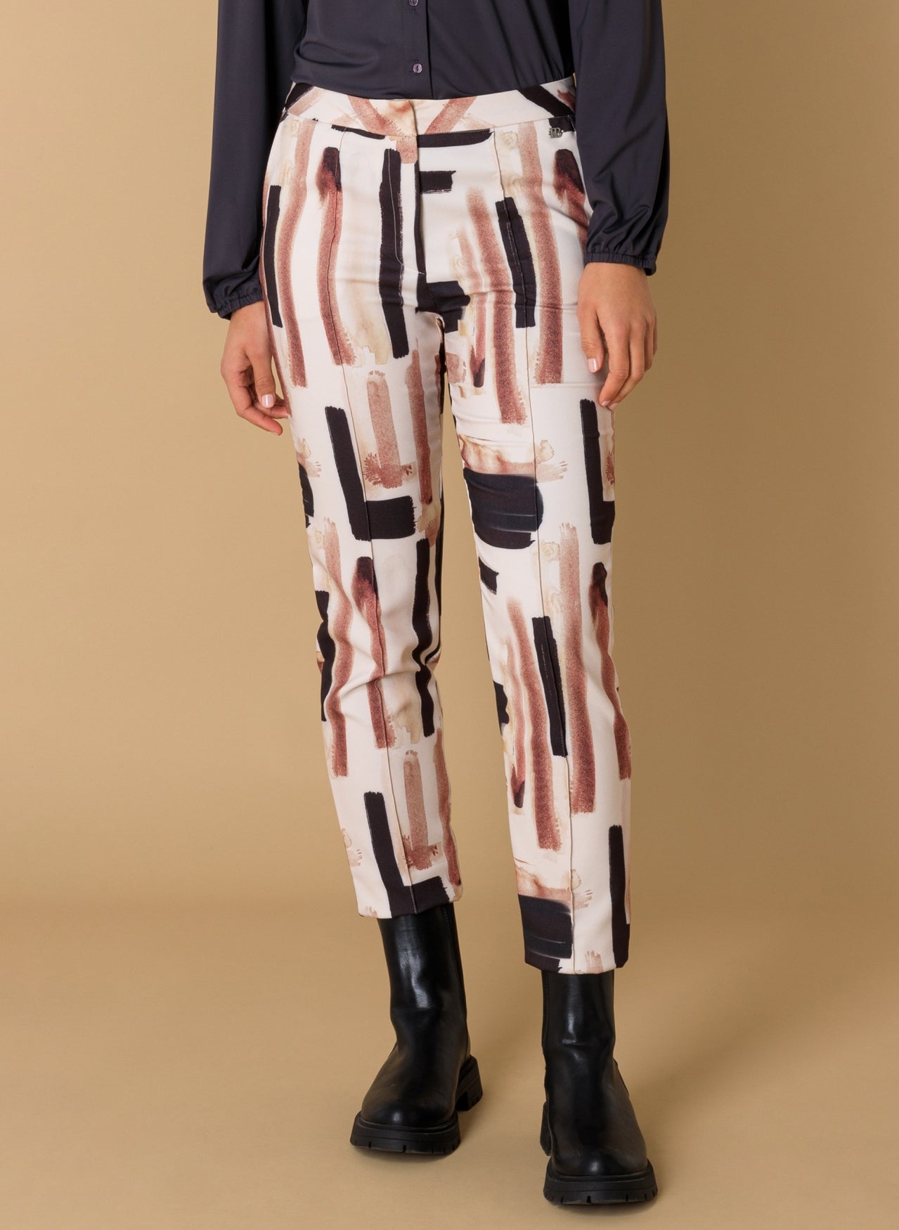 Ivy Beau broek print beige zand grijze blokken model Pita