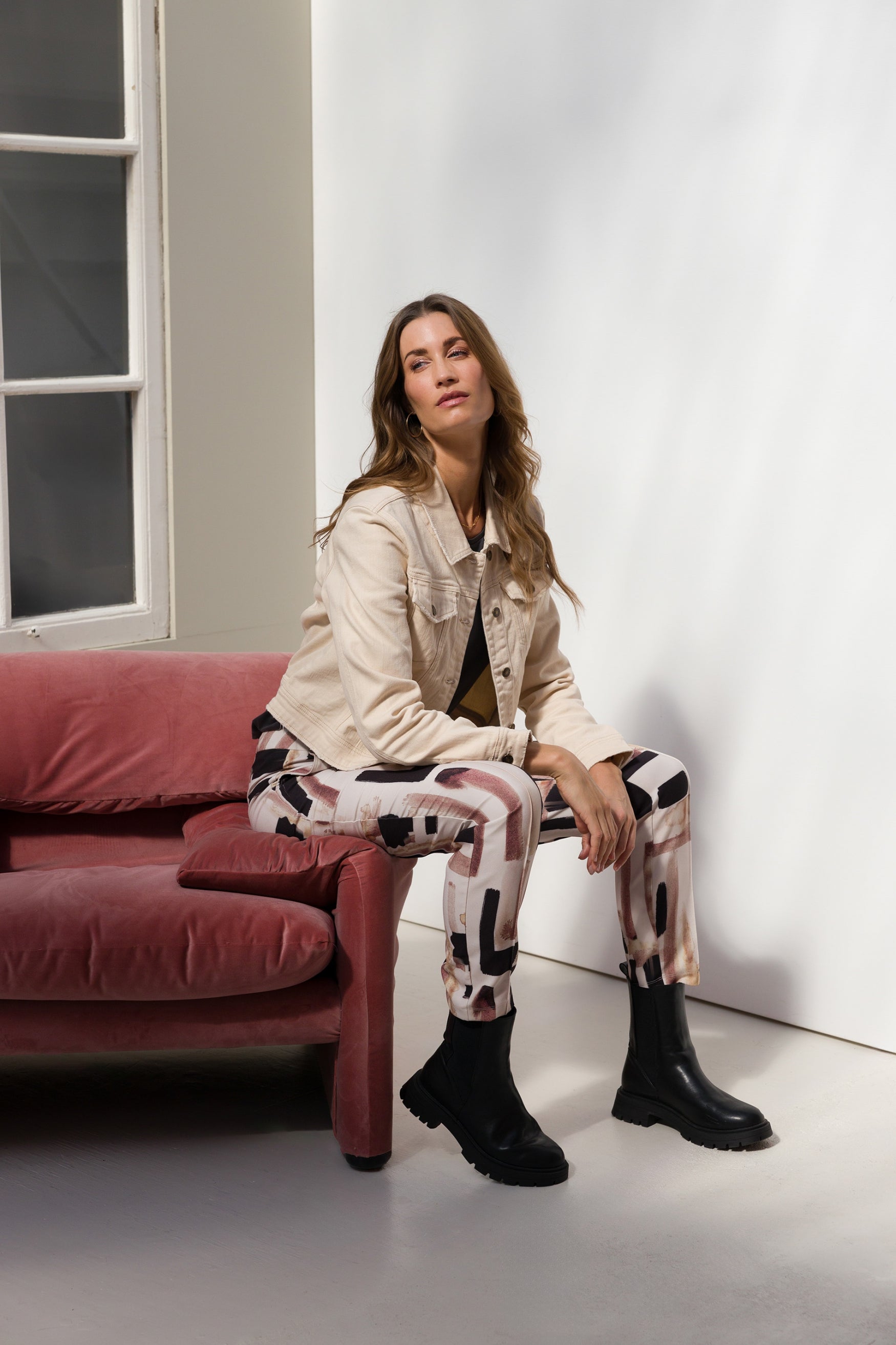 Ivy Beau broek print beige zand grijze blokken model Pita
