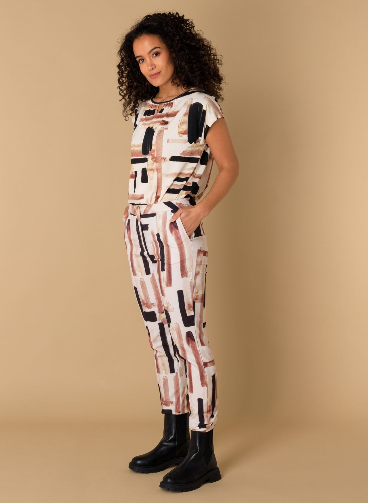 Ivy Beau broek print beige zand grijze blokken model Pita